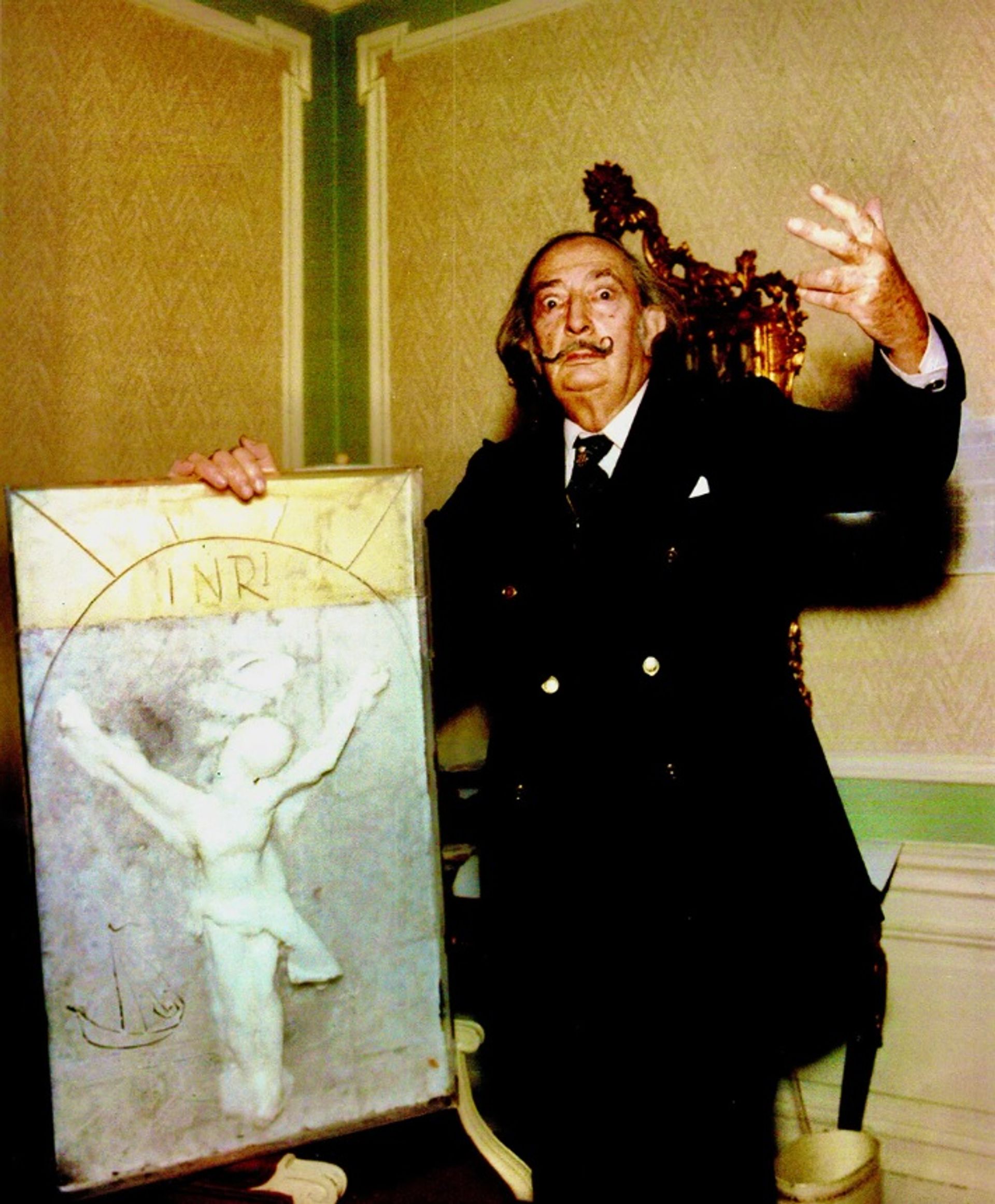 סלבדור דאלי בתמונה עם פסל השעווה המקורי ששימש ליצירת פסלי Christ of St. John of the Cross.

באדיבות הגלריה הבינלאומית הארטה