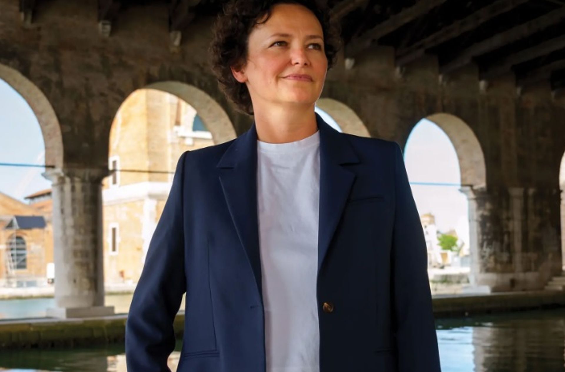 ססיליה אלמני, המנהלת האמנותית של הביאנלה בוונציה השנה, ניהלה את תוכנית האמנות הציבורית של ניו יורק מאז 2011

צילום: Andrea Avezzù, באדיבות La Biennale di Venezia