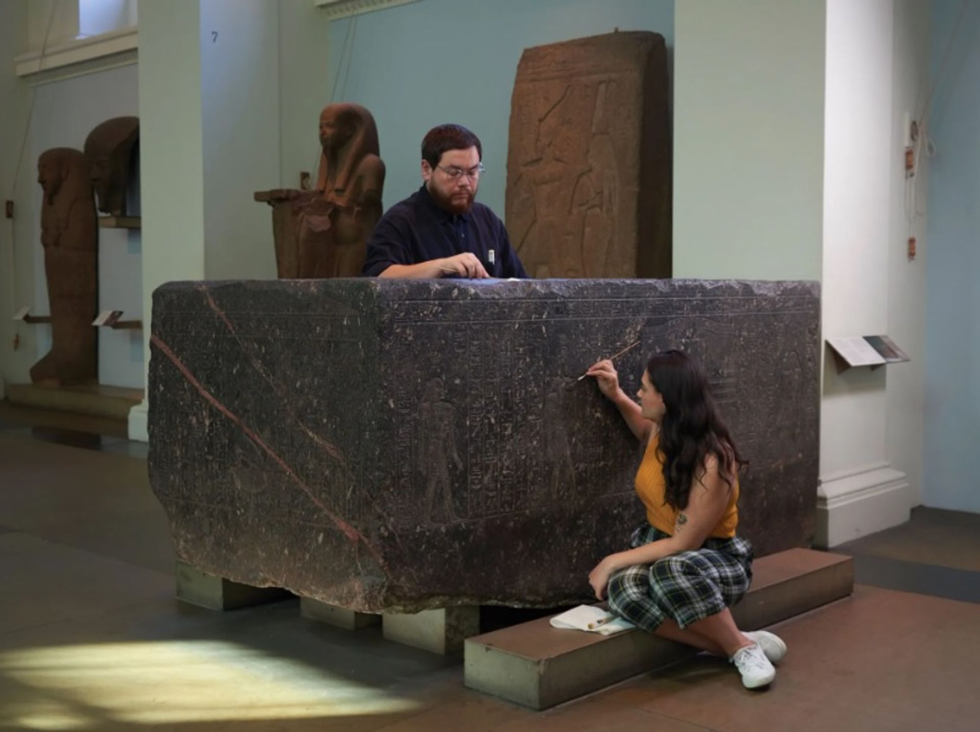 משמרת בכירה, סטפני וסיליו, וסטודנט לשימור, שון אובנה, מנקים את סרקופג האגן הקסום של הפמן (600 לפני הספירה) ב”מוזיאון הבריטי”, לקראת התערוכה

© הנאמנים של המוזיאון הבריטי