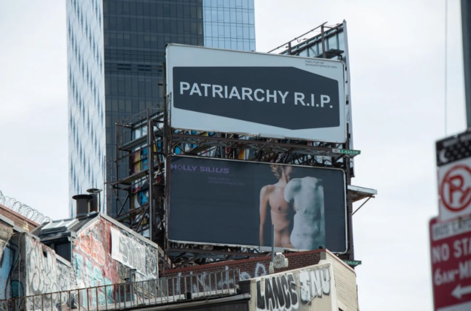שלטי חוצות מאת Nadya Tolokonnikova (למעלה) והולי סיליוס (למטה) במנהטן התחתית כחלק מהתערוכה Patriarchy RIP של SaveArtSpace

תמונה מאת סקוט סטנגר