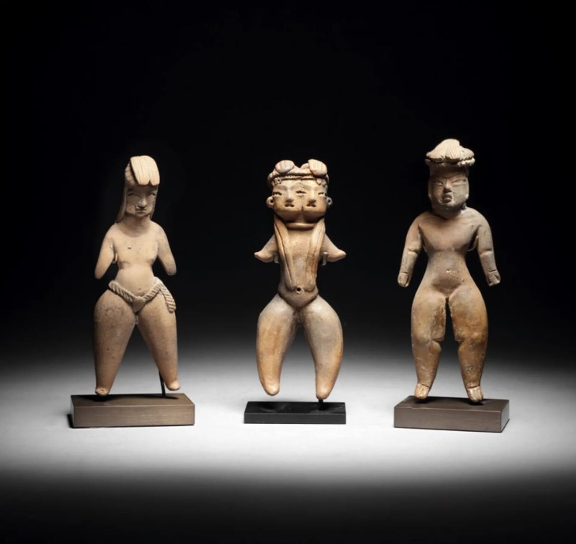 שלישיית פסלים פרה-קולומביאניים מצולמים בקטלוג המכירה של,Binoche et de Giqueello ב-22 בנובמבר בפריז.

Binoche et de Giquello