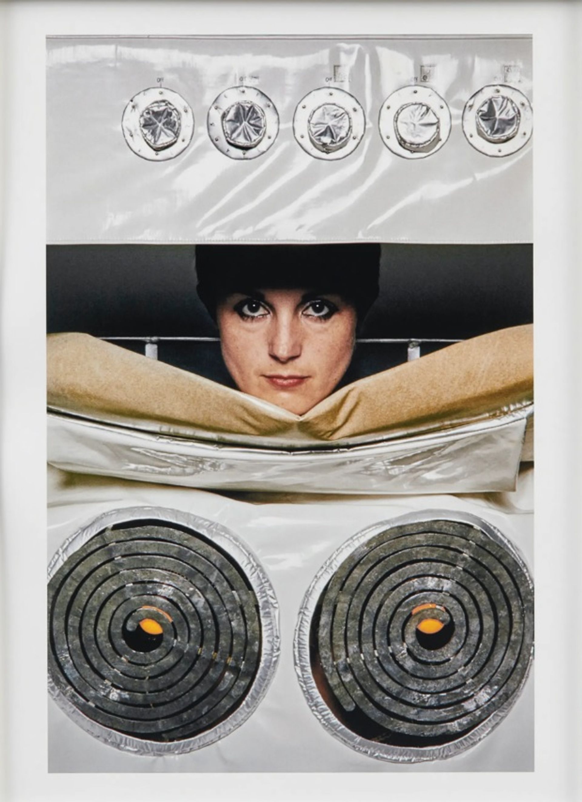 "מרד הומוריסטי נגד עבודות הבית": הופעתה של הלן צ'דוויק משנת 1977, 'במטבח (תנור)'

© העזבון של הלן צ'דוויק; באדיבות גלריית ריצ'רד סאלטון