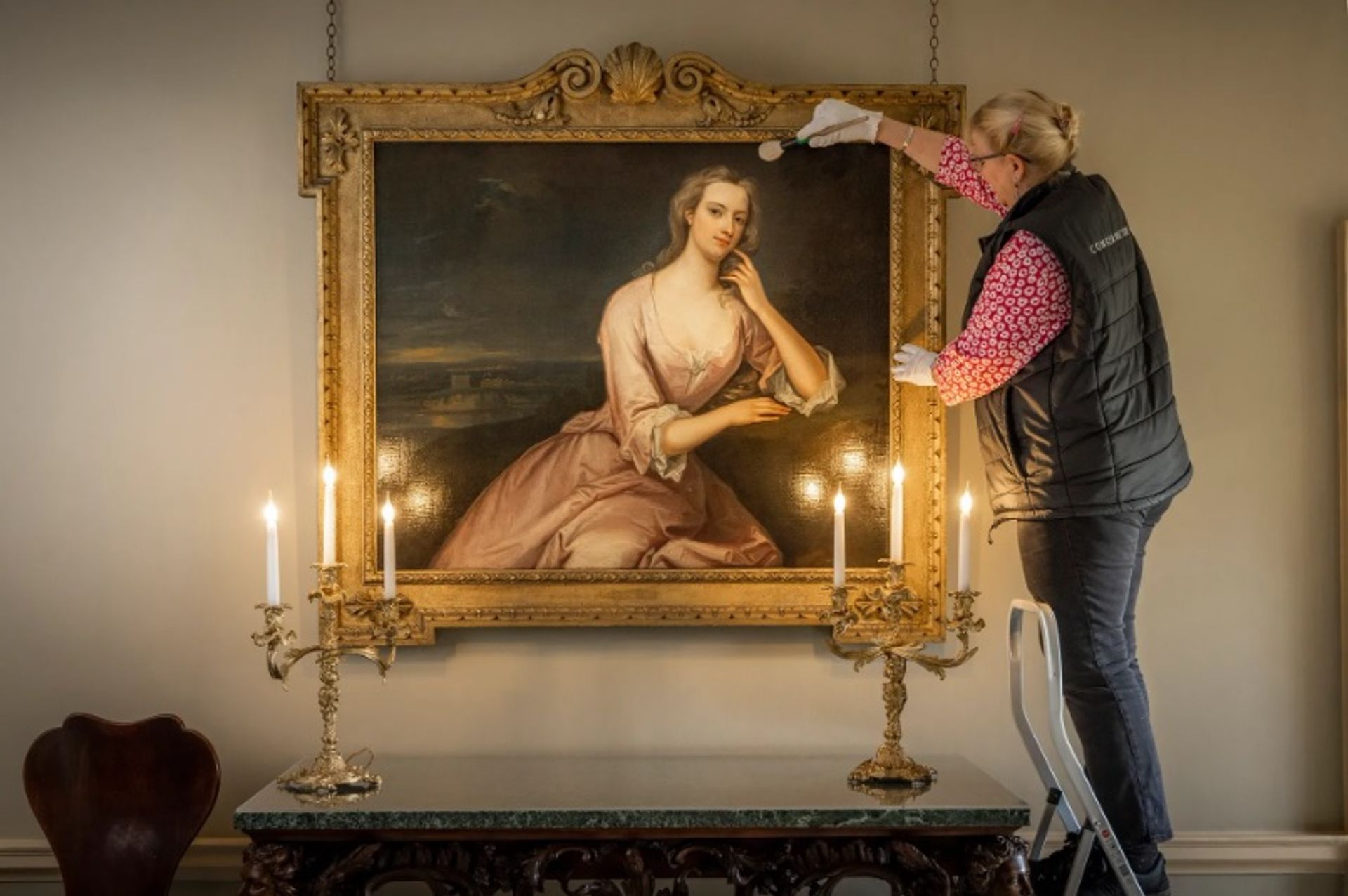 קייט פרקס, משמרת האוספים של מארבל היל מנקה את הדיוקן של הנרייטה הווארד, רוזנת סאפוק, באולם הטטרה של המבנה

צילום: Christopher Ison © English Heritage