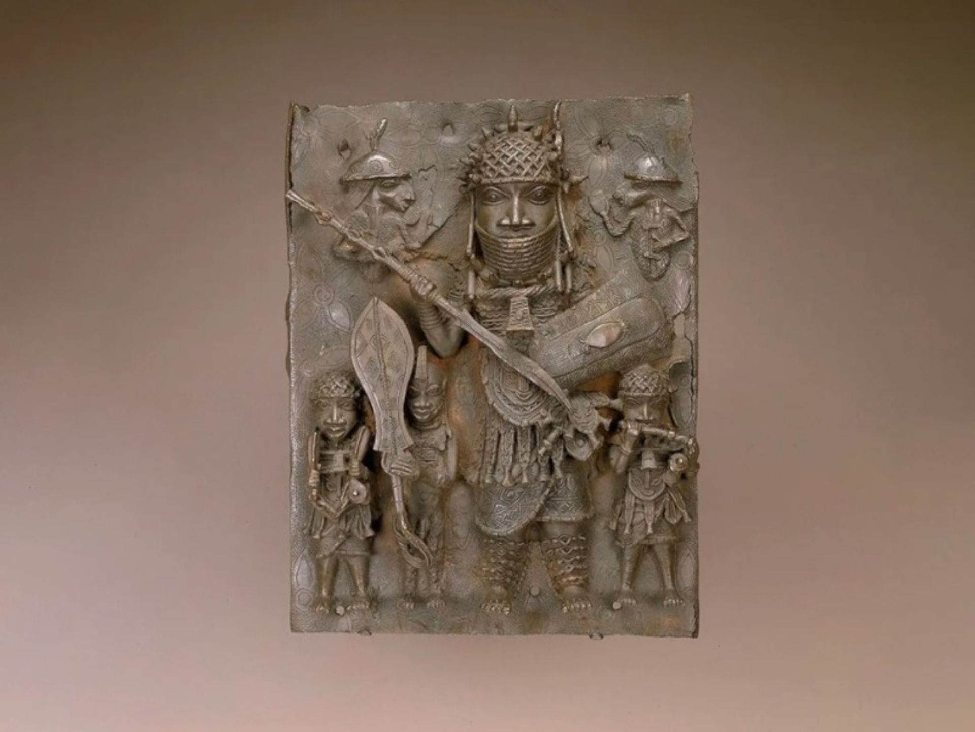 לוח סגסוגת מנחושת מהמאה ה-16 או ה-17 היה אחד מיצירות הברונזה של בנין שהוסרו מתצוגה בשנה שעברה

© המוזיאון הלאומי לאמנות אפריקאית