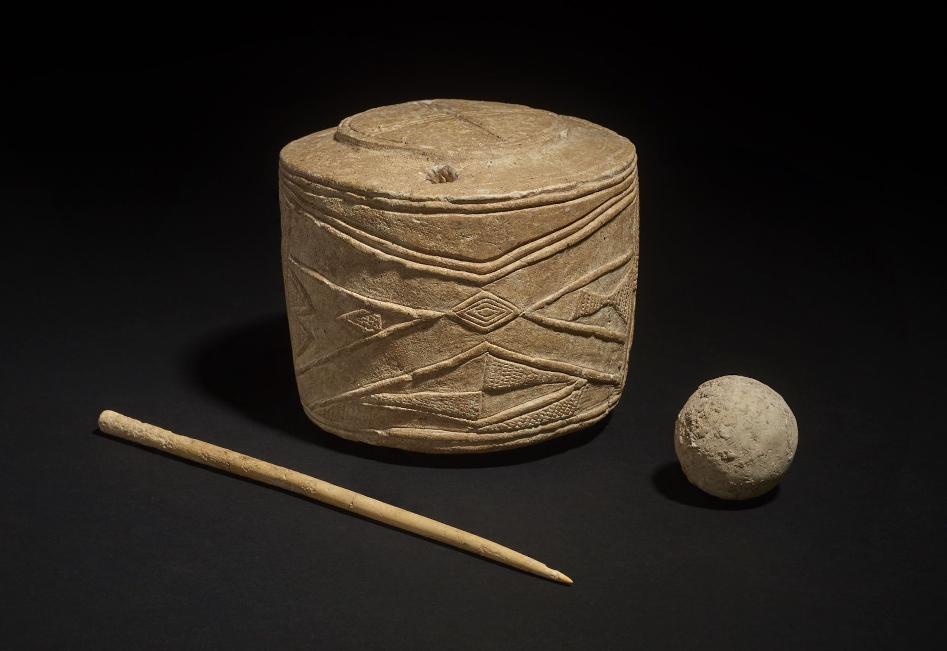 תוף הגיר שנמצא בברטון אגנס, כדור מגיר וסיכת עצם (בין 2890 לפני הספירה עד 3005 לפני הספירה)

©הנאמנים של המוזיאון הבריטי