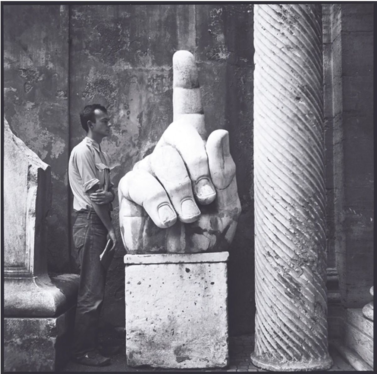תמונה של Cy Twombly שצולמה ב-1952, עם שרידים עתיקים

© קרן רוברט ראושנברג; באדיבות המוזיאון לאמנויות יפות, בוסטון
