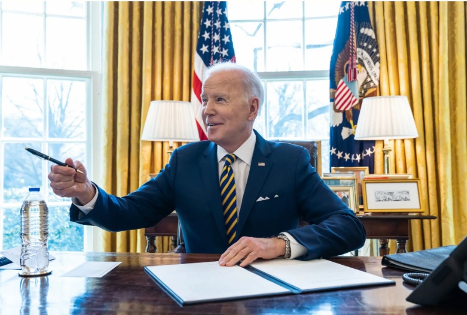 נשיא ארה"ב ג'וזף ר. ביידן בחדר הסגלגל ב-8 במרץ 2022

תמונה רשמית של הבית הלבן מאת קמרון סמית', דרך פליקר