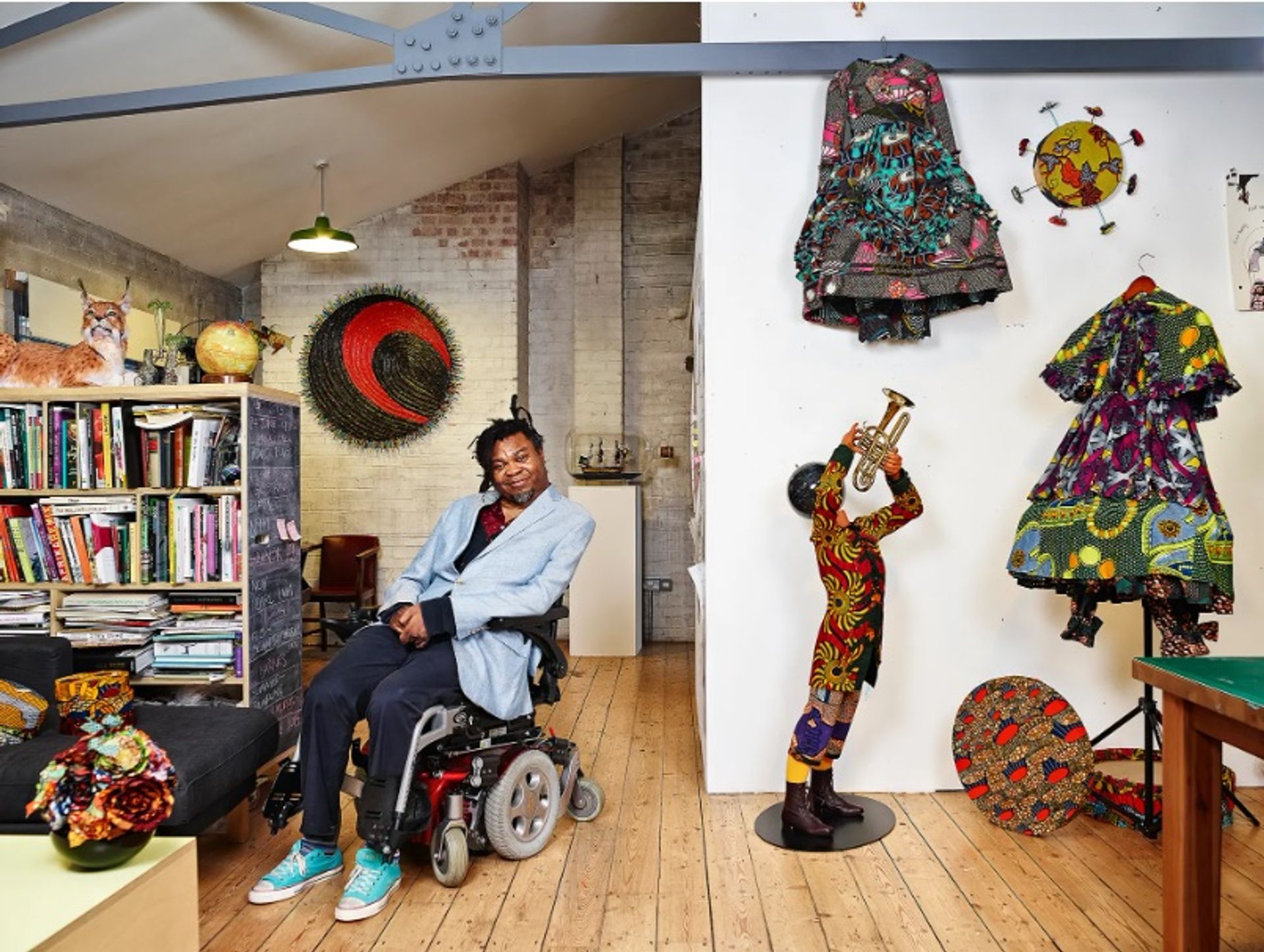 Yinka Shonibare CBE בסטודיו שלו

צילום: ג'יימס מולינסון, באדיבות האמן