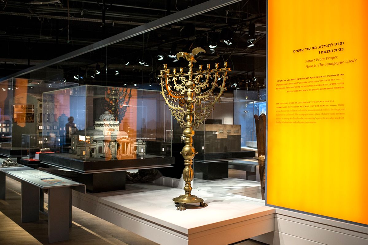 מנורת חנוכה מבית הכנסת הגדול טלומצקה, ורשה, המאה ה-18 

באדיבות מוזיאון עש' סר אייזק וליידי אדית וולפסון, ירושלים, צילום שחר וזיו כץ