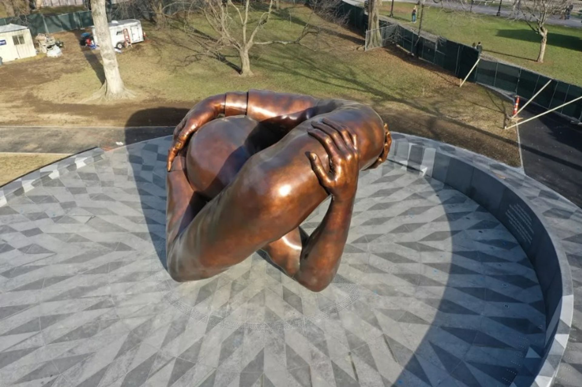 "החיבוק" (2023) של האנק וויליס תומס בבוסטון

באדיבות האמן