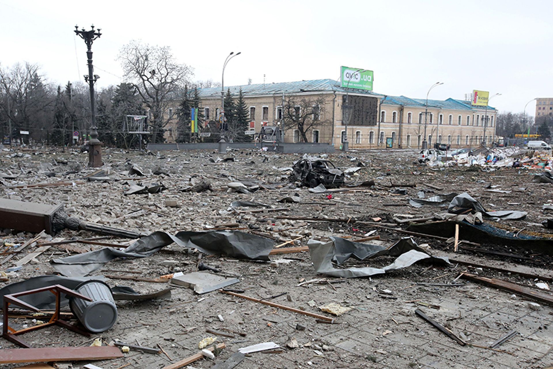 כיכר סבובודי (החופש) בחרקוב, צפון מזרח אוקראינה, מלאה הריסות לאחר פגיעת טילים של כוחות רוסים ב-1 במרץ.

© צילום של ויאצ'סלב מדייבסקי/Ukrinform/abacapress.com