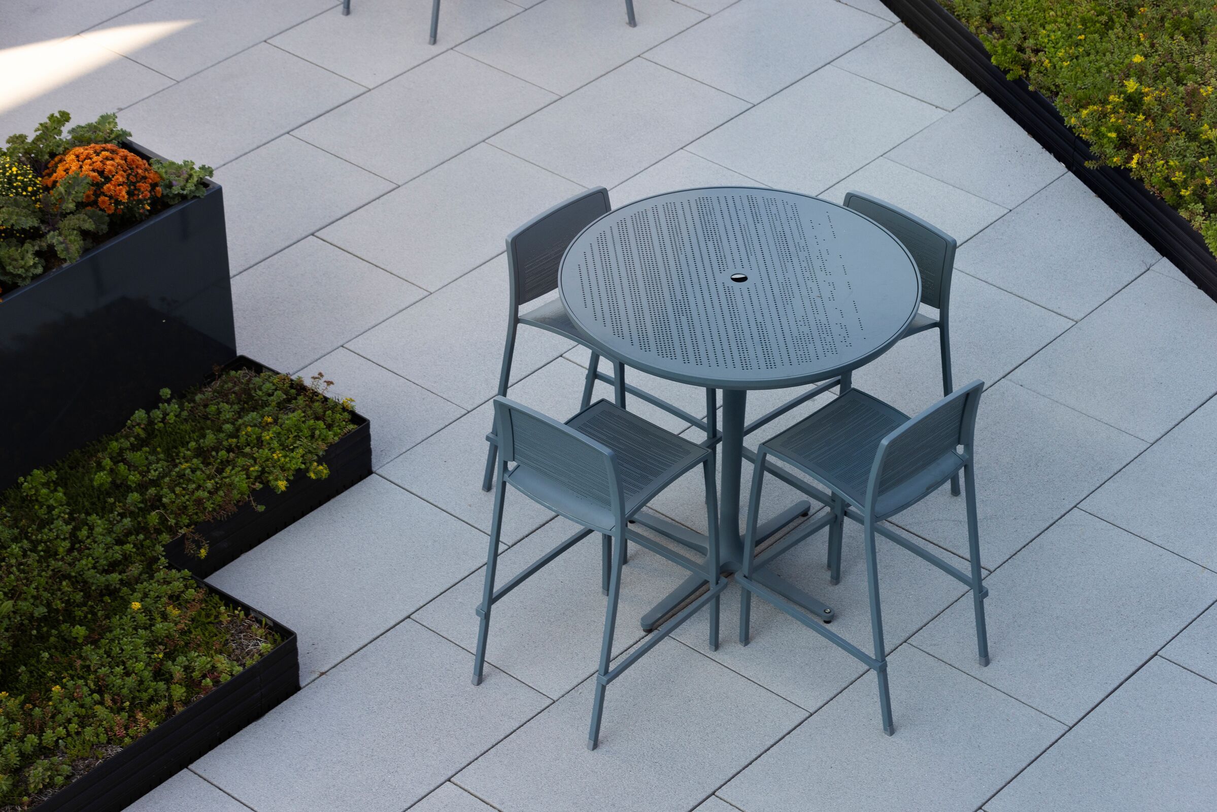 Avivo Pedestal Table