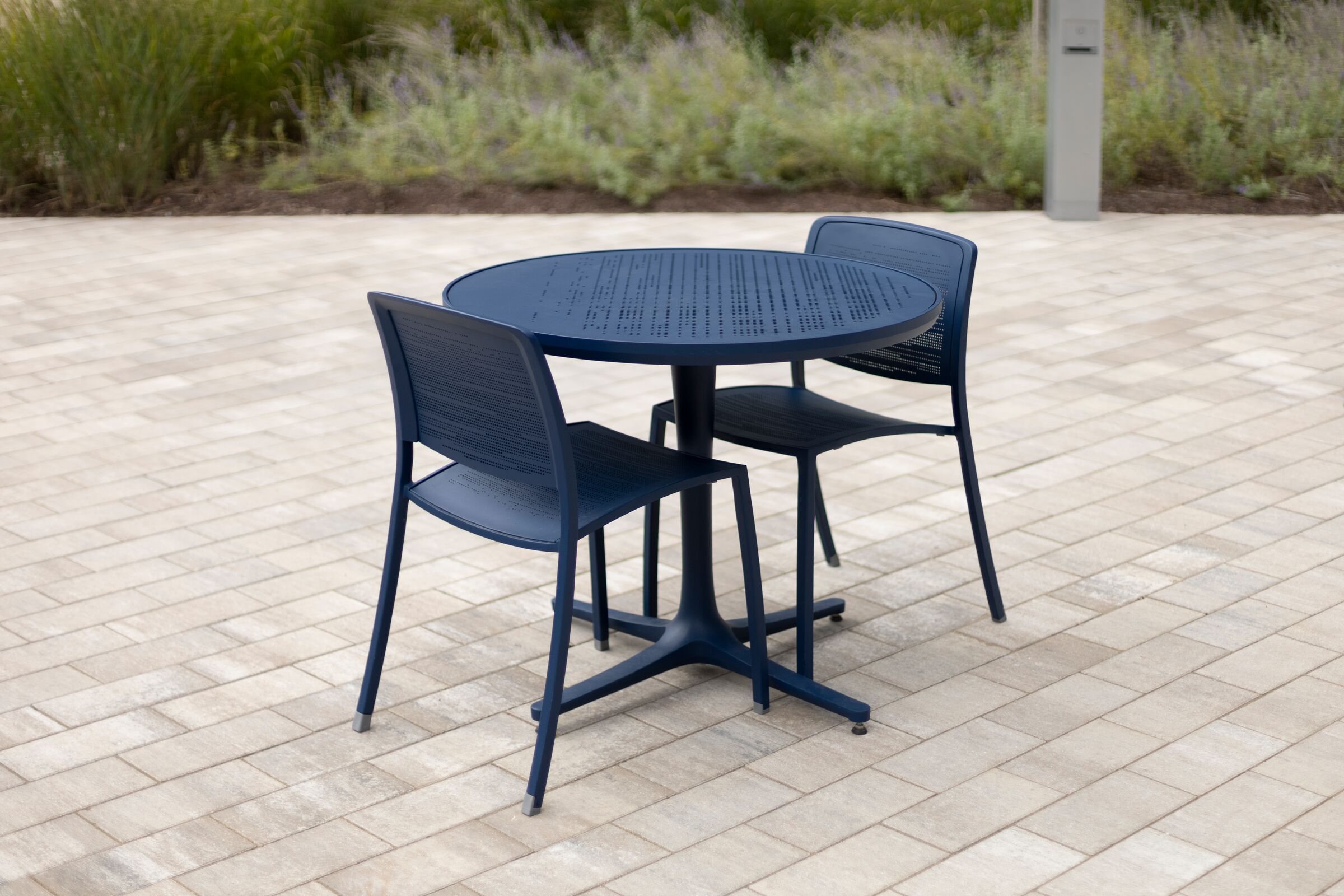 Avivo Pedestal Table