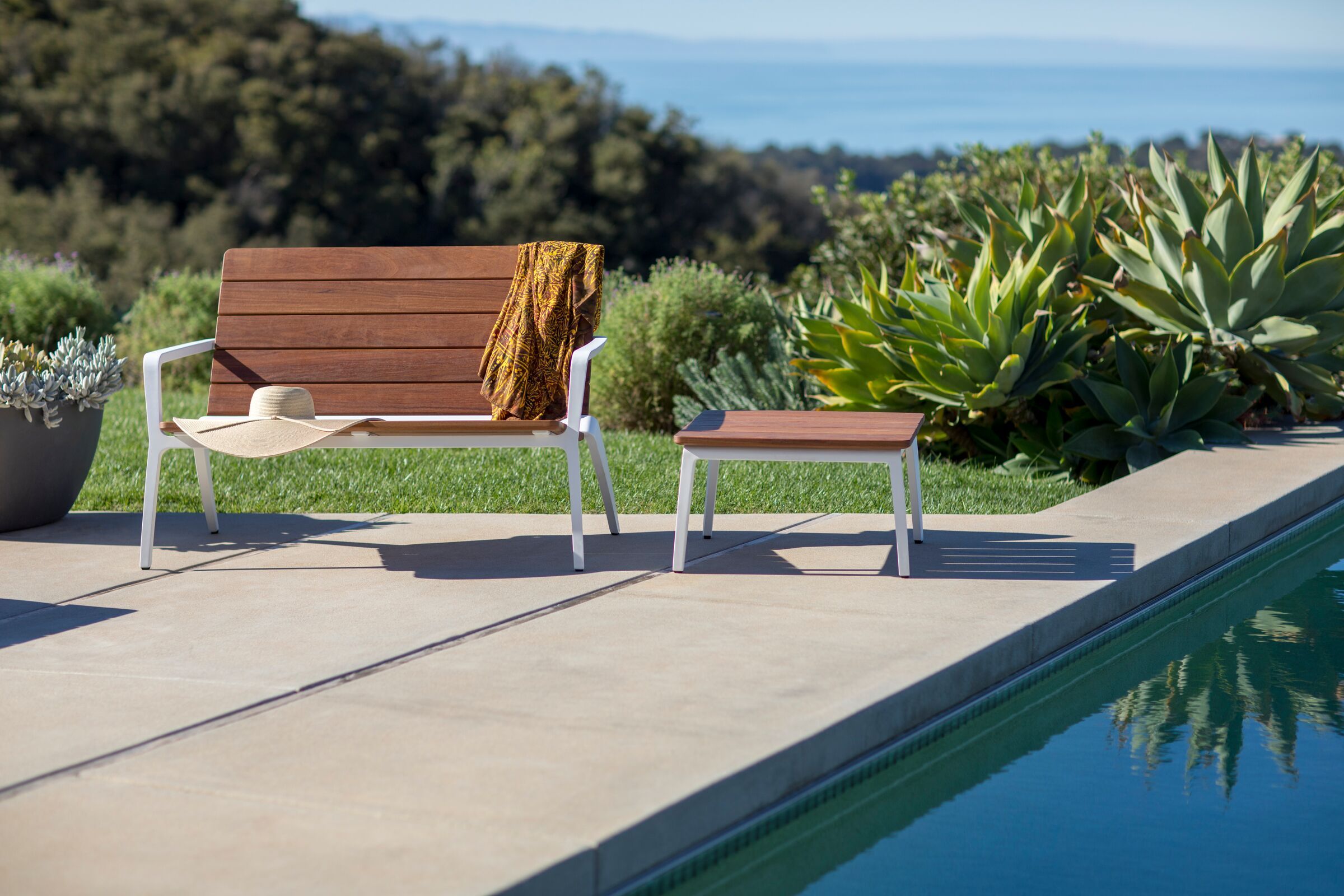 Vaya Bench