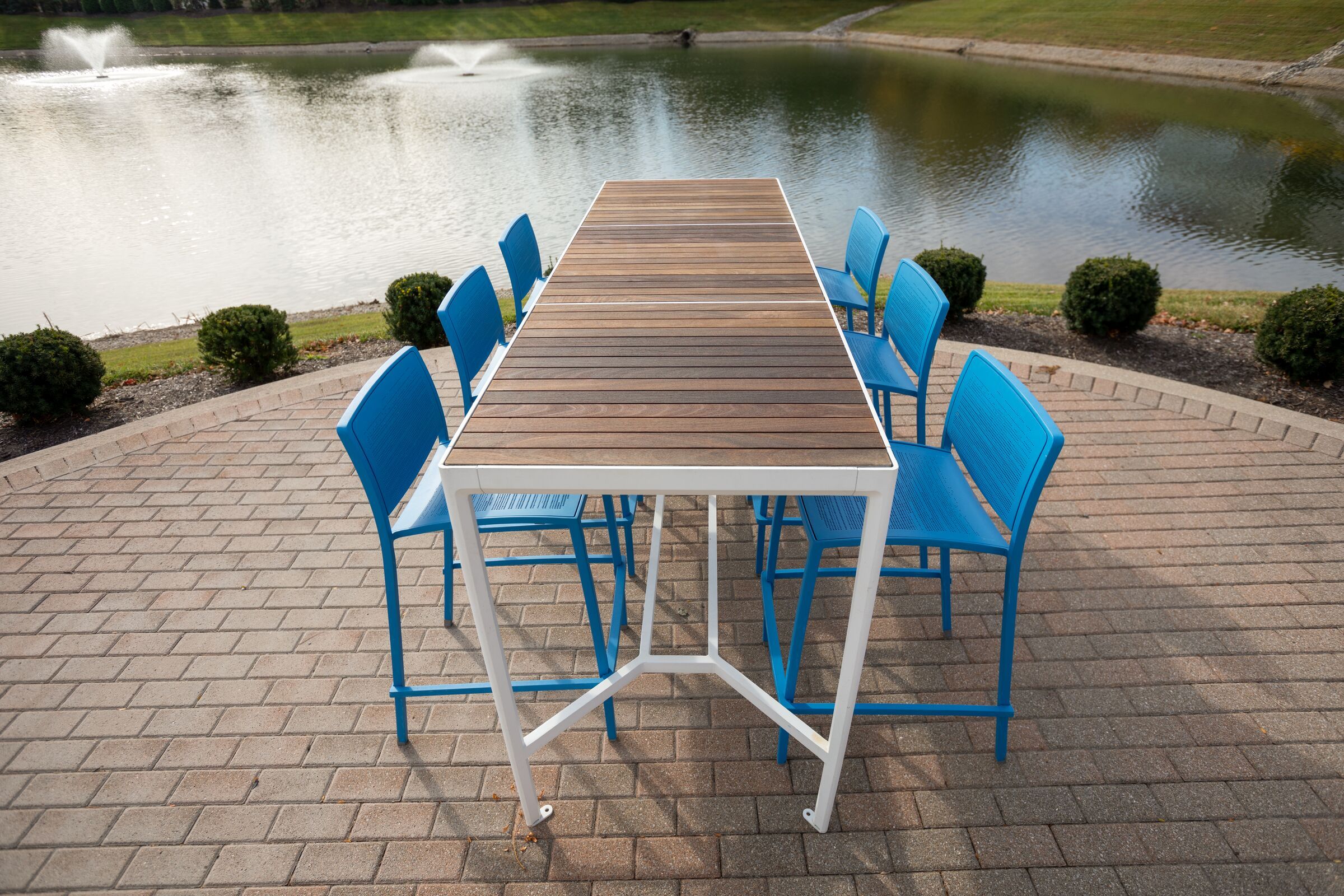 Avivo Bar Table