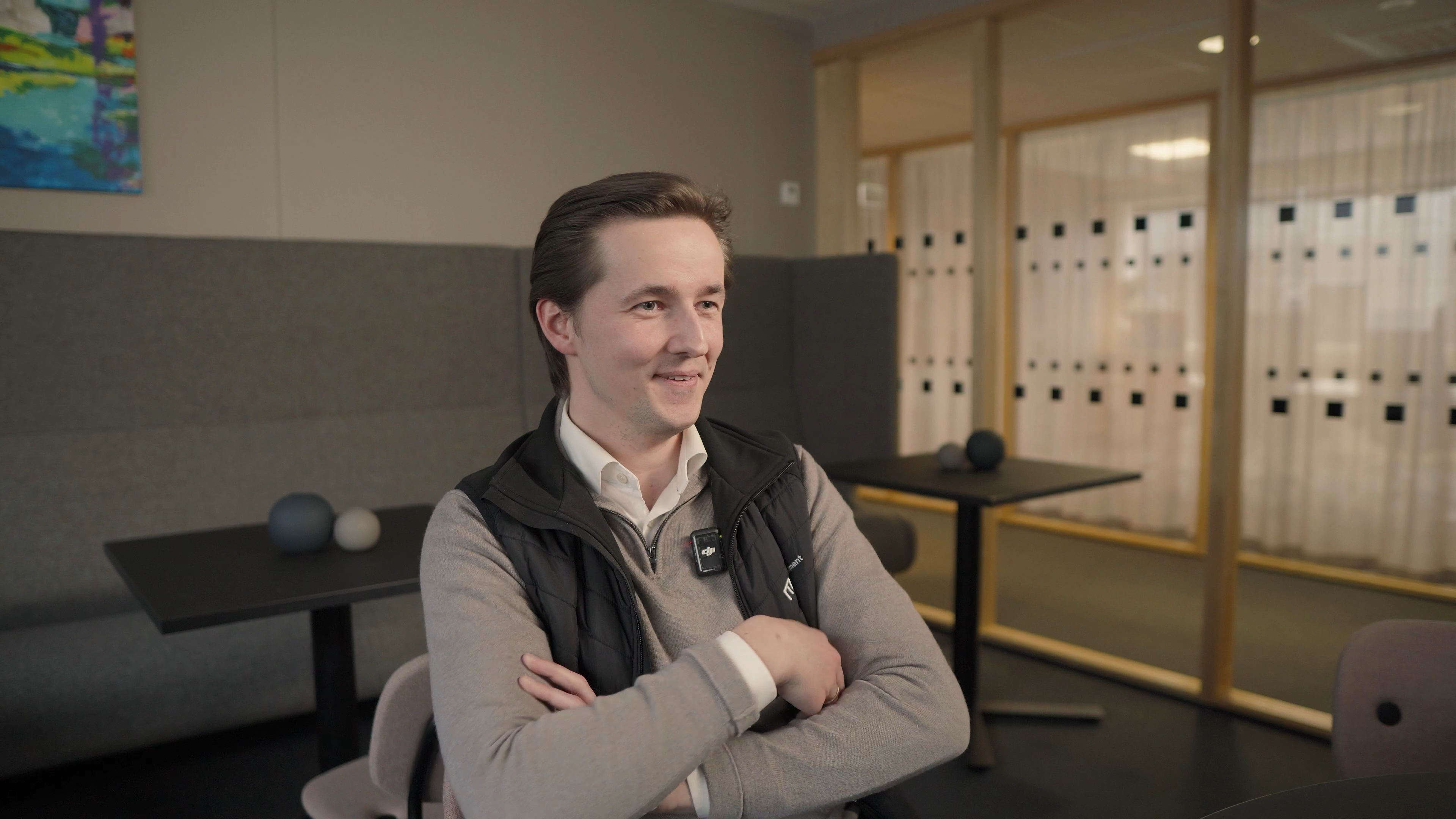 Thomas Lokøy sitter foran et bord i en intervjusetting med armene i kryss. Han har på seg vest.