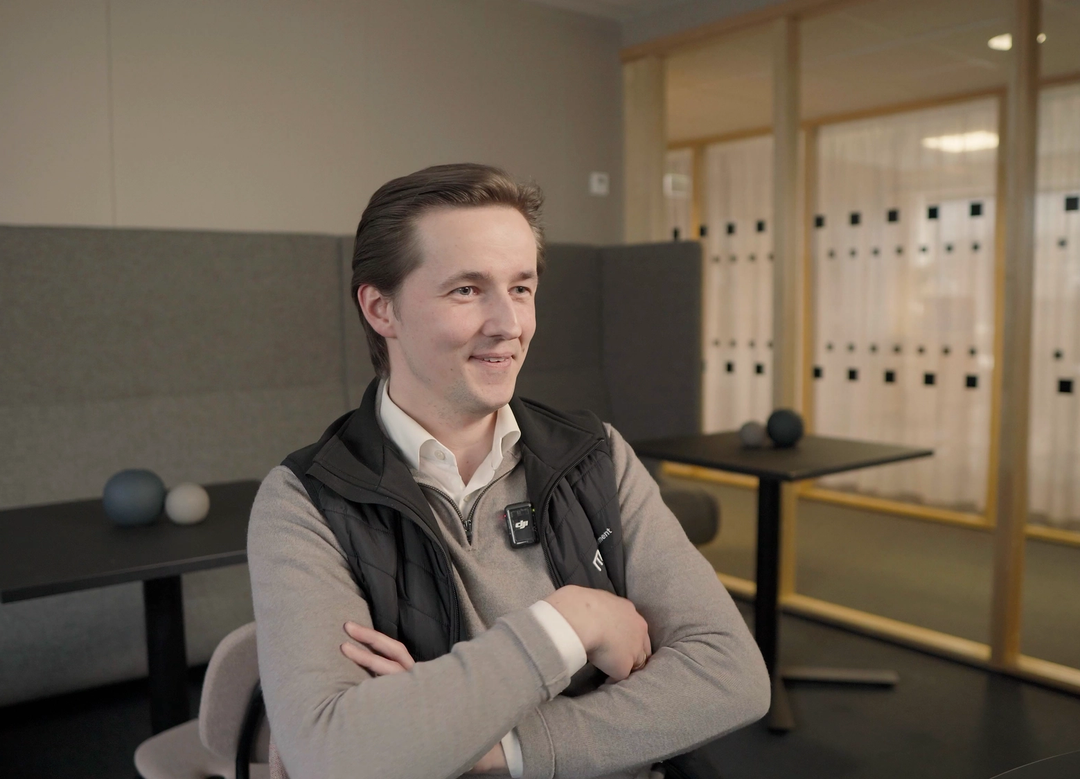 Thomas Lokøy sitter foran et bord i en intervjusetting med armene i kryss. Han har på seg vest.