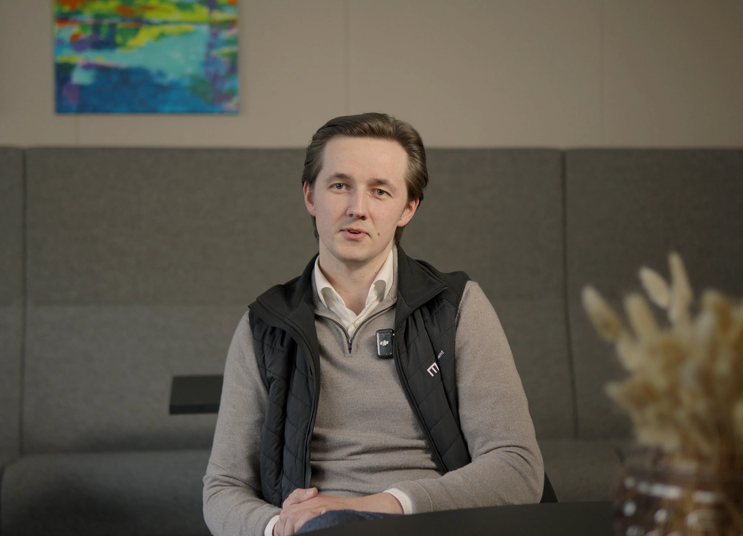 Thomas Lokøy sitter foran et bord i en intervjusetting med hendene på fanget.