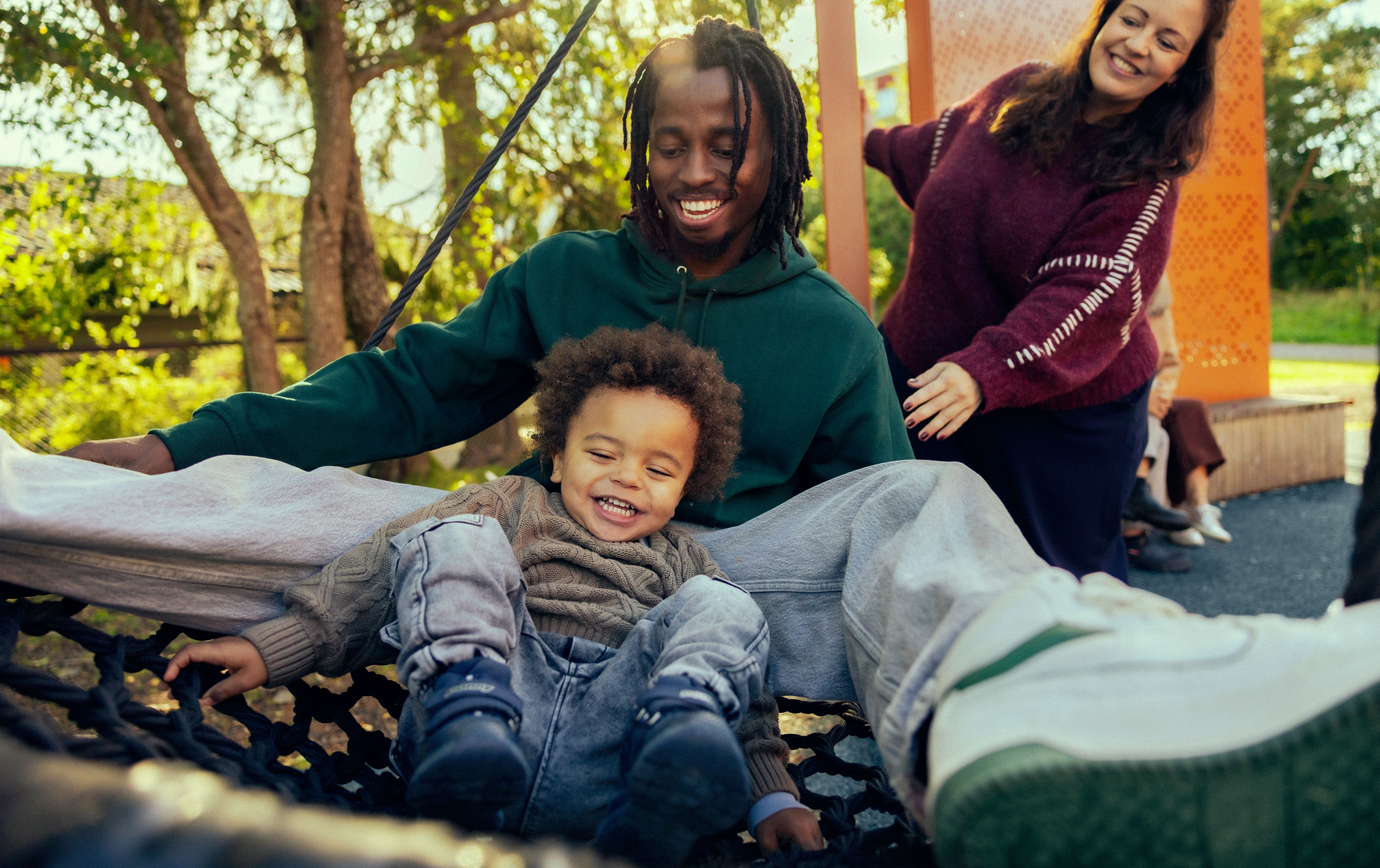Barnefamilie på lekeplassen
