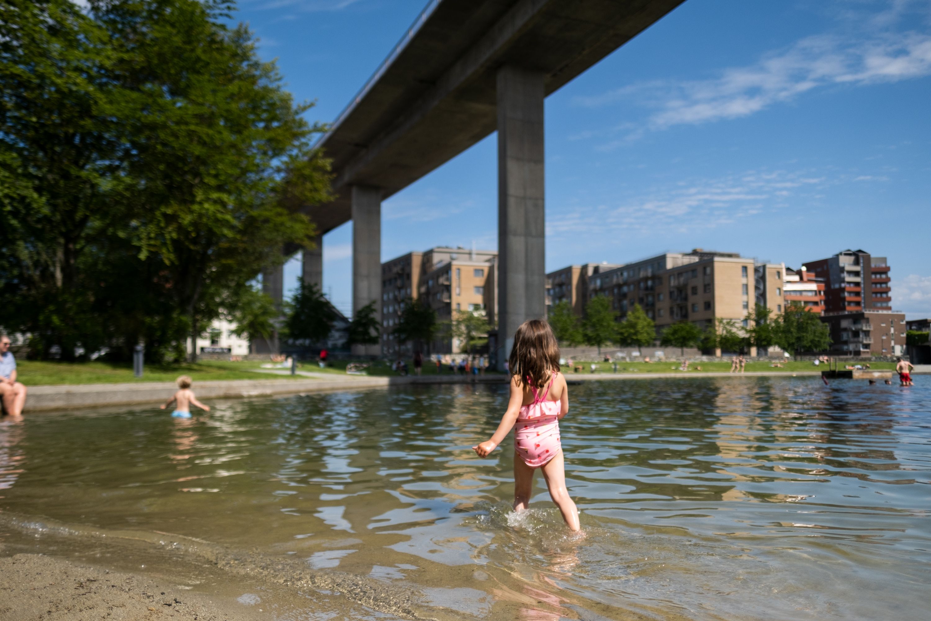 Bilde av sjøen og en ferge som passerer