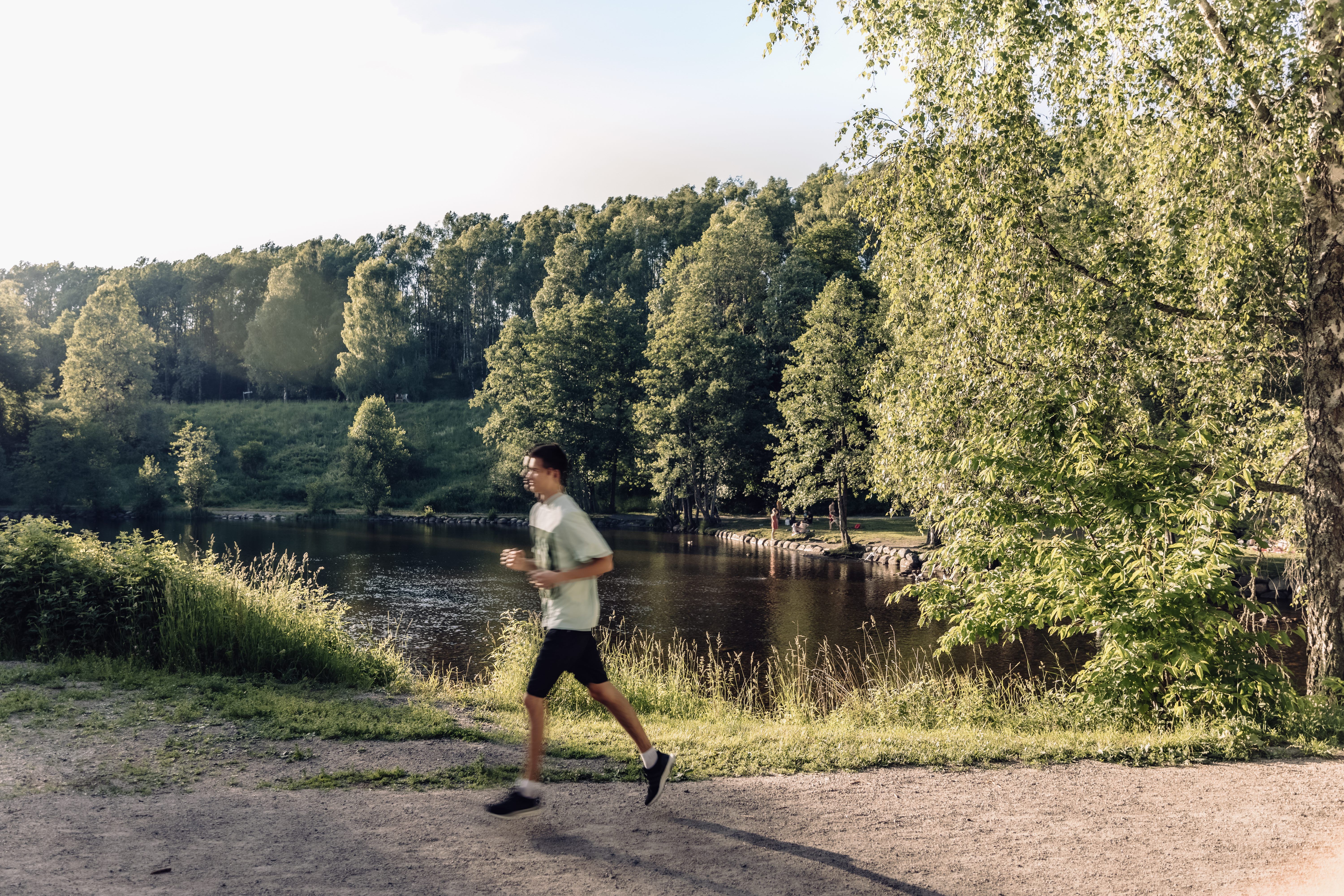Jogger ved Akerselva og badeplassene på Stilla
