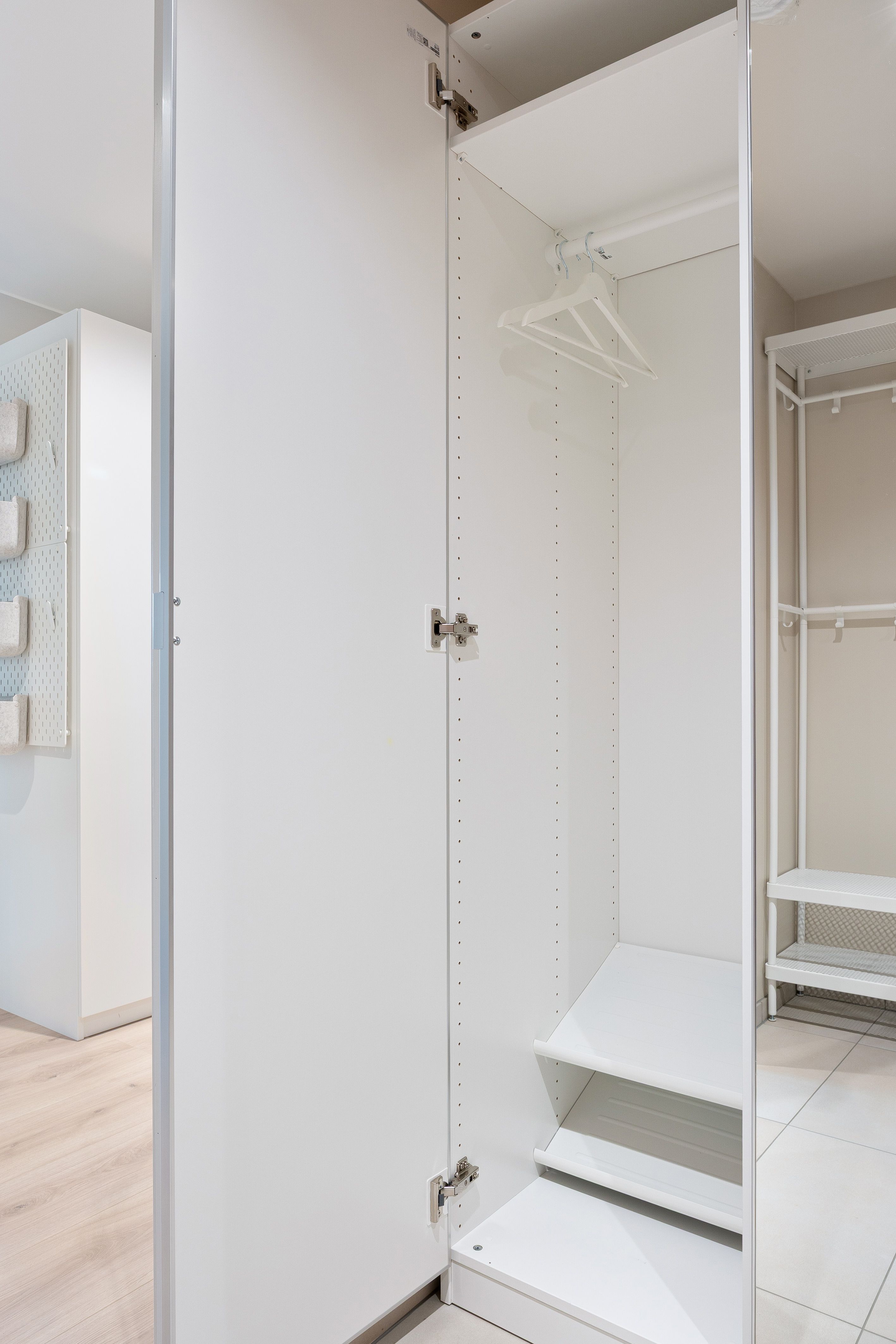 Speilgarderobe med åpen dør
