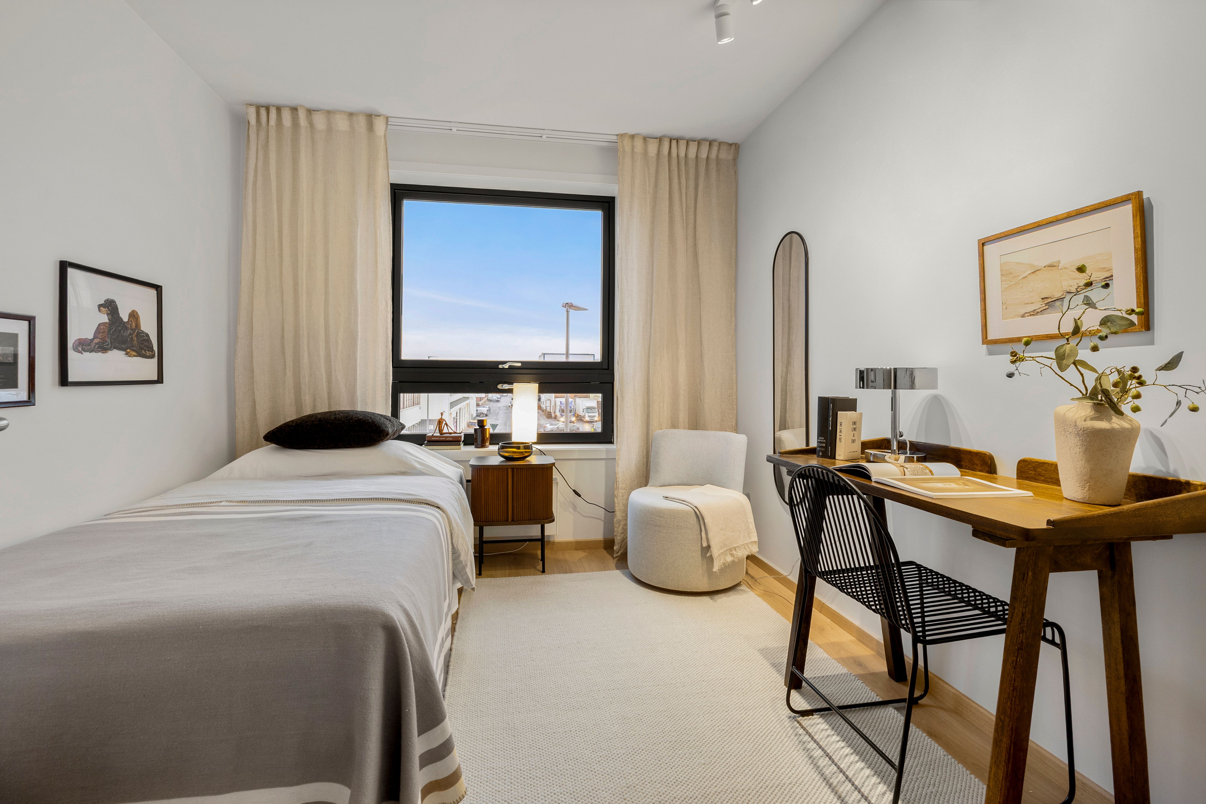 Soverom med skrivepult og stol. 