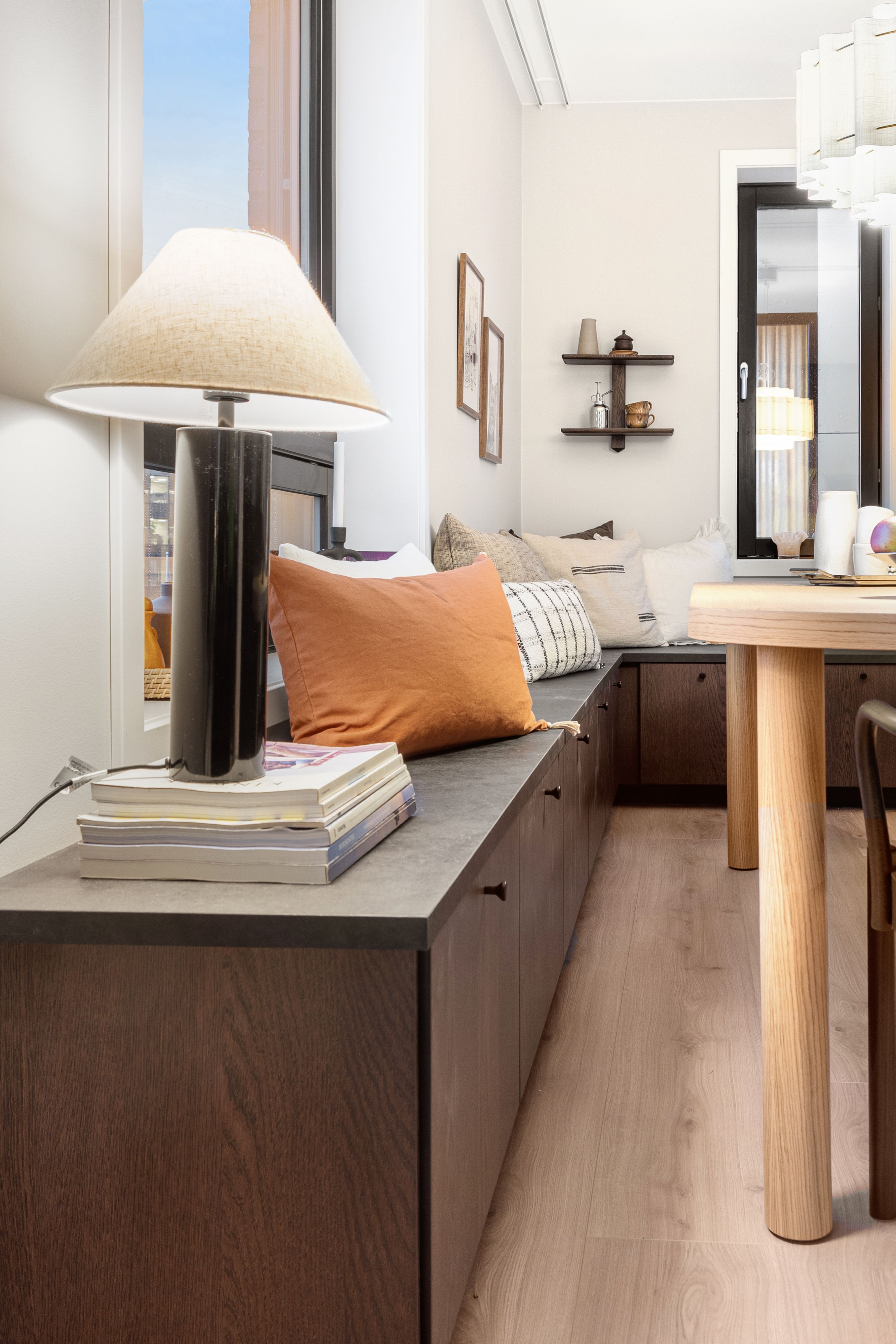 Sittebenk med puter og en lampe