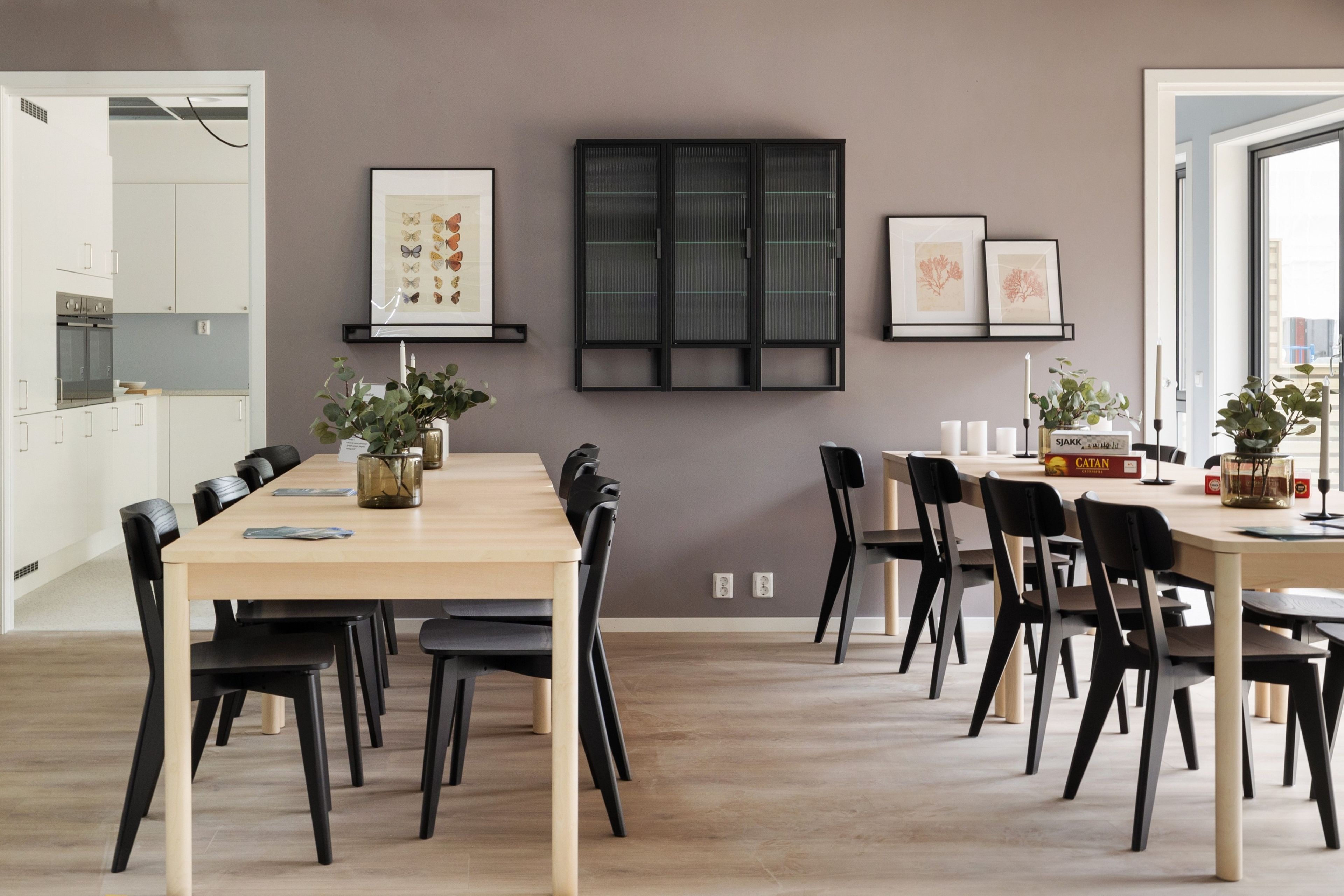 Langbord og stoler i stort møterom på Ulvenplassen