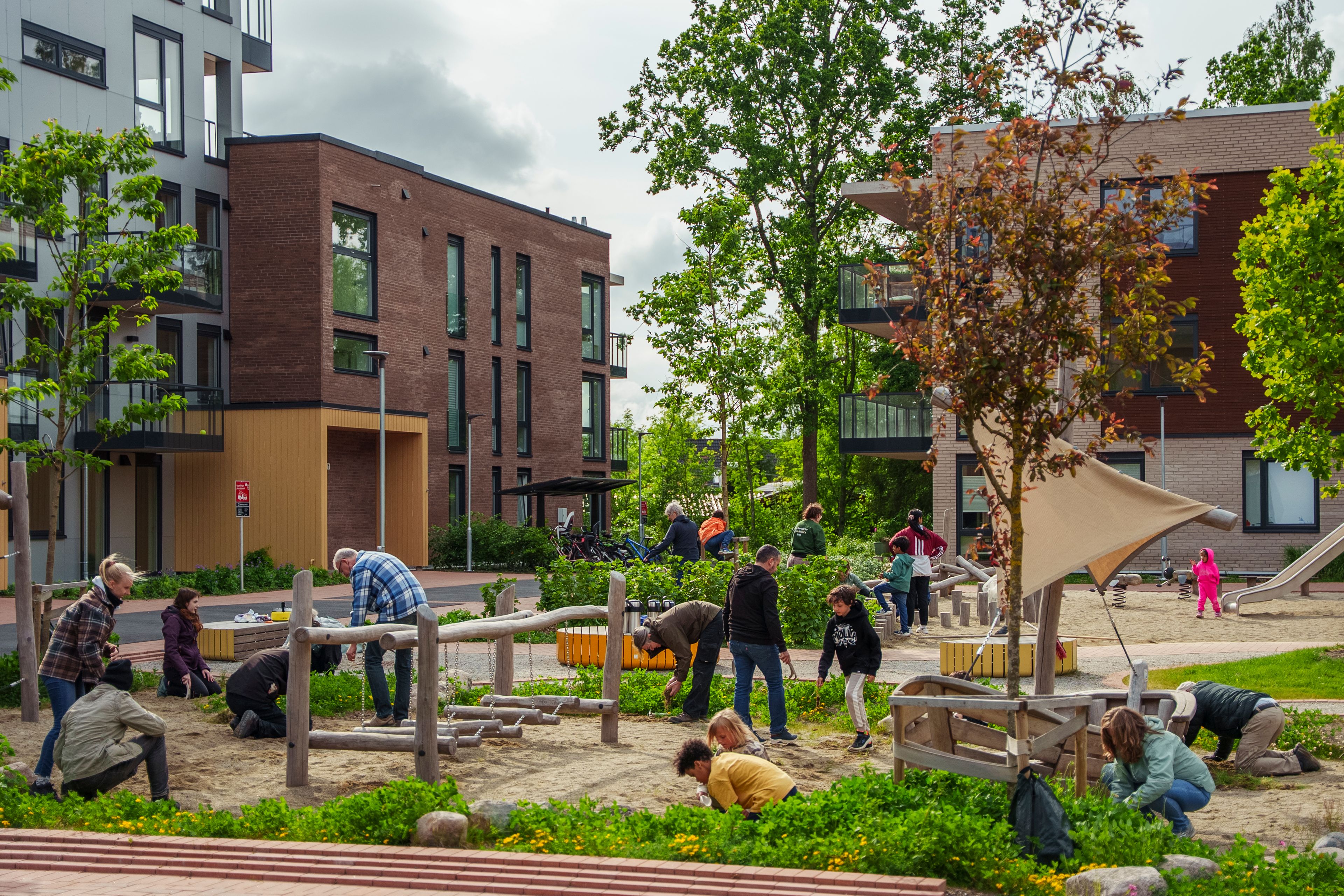 Dugnad mellom husene på Brekketunet