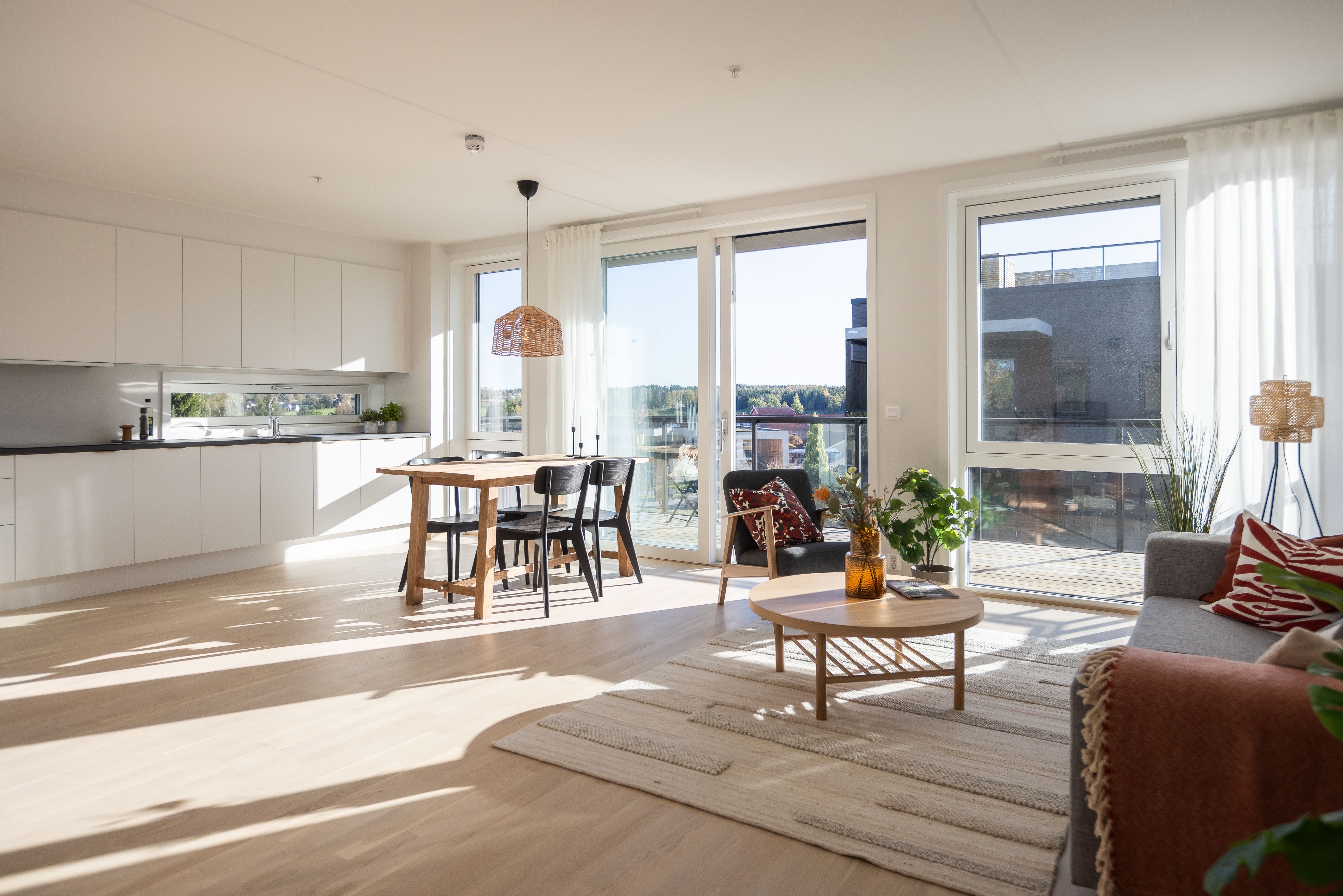 Bilde av åpen stue- og kjøkkenløsning på Brekketunet. 