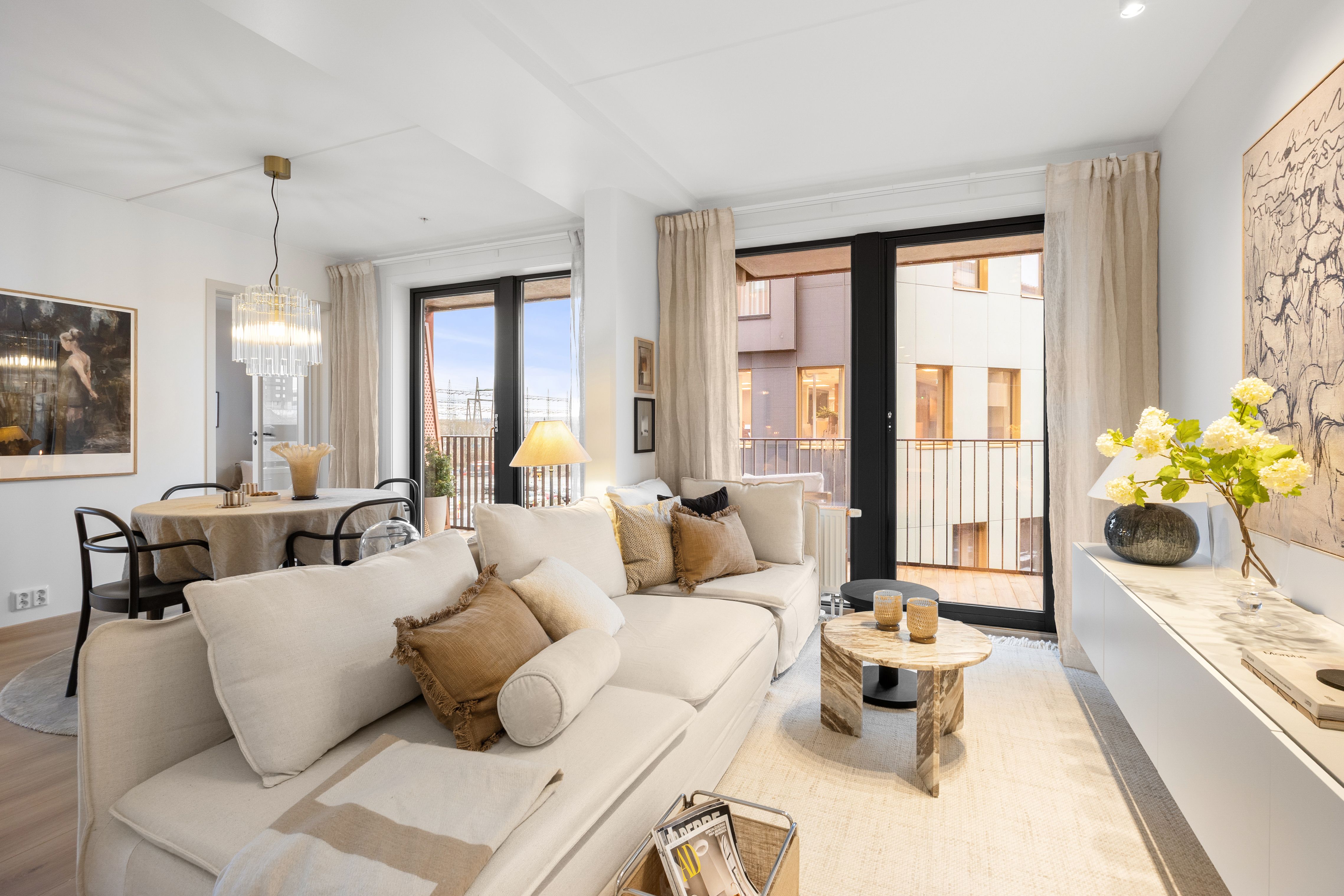 Rom med spisestue til venstre og sofa til høyre.