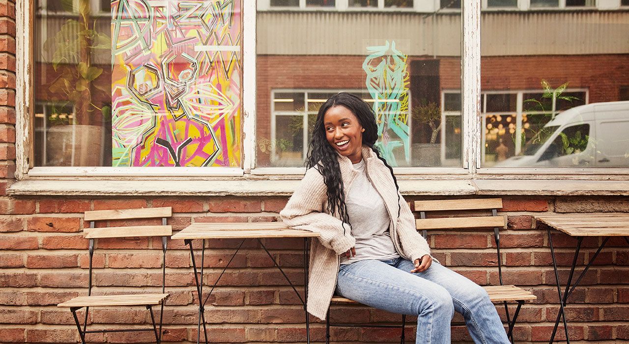 Bilde av kvinne på kafebord ved Flytårnet.