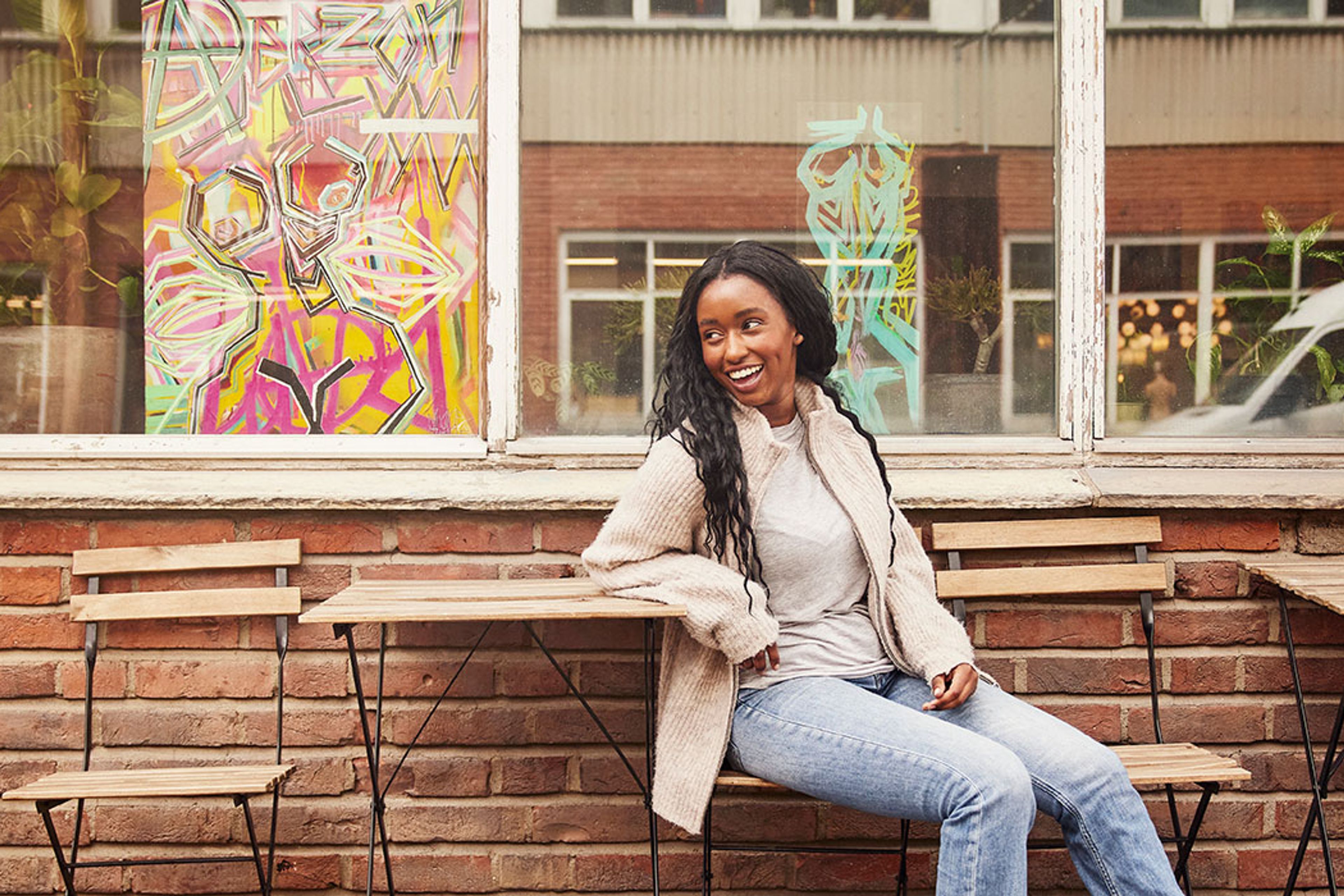 Bilde av kvinne på kafebord ved Flytårnet.