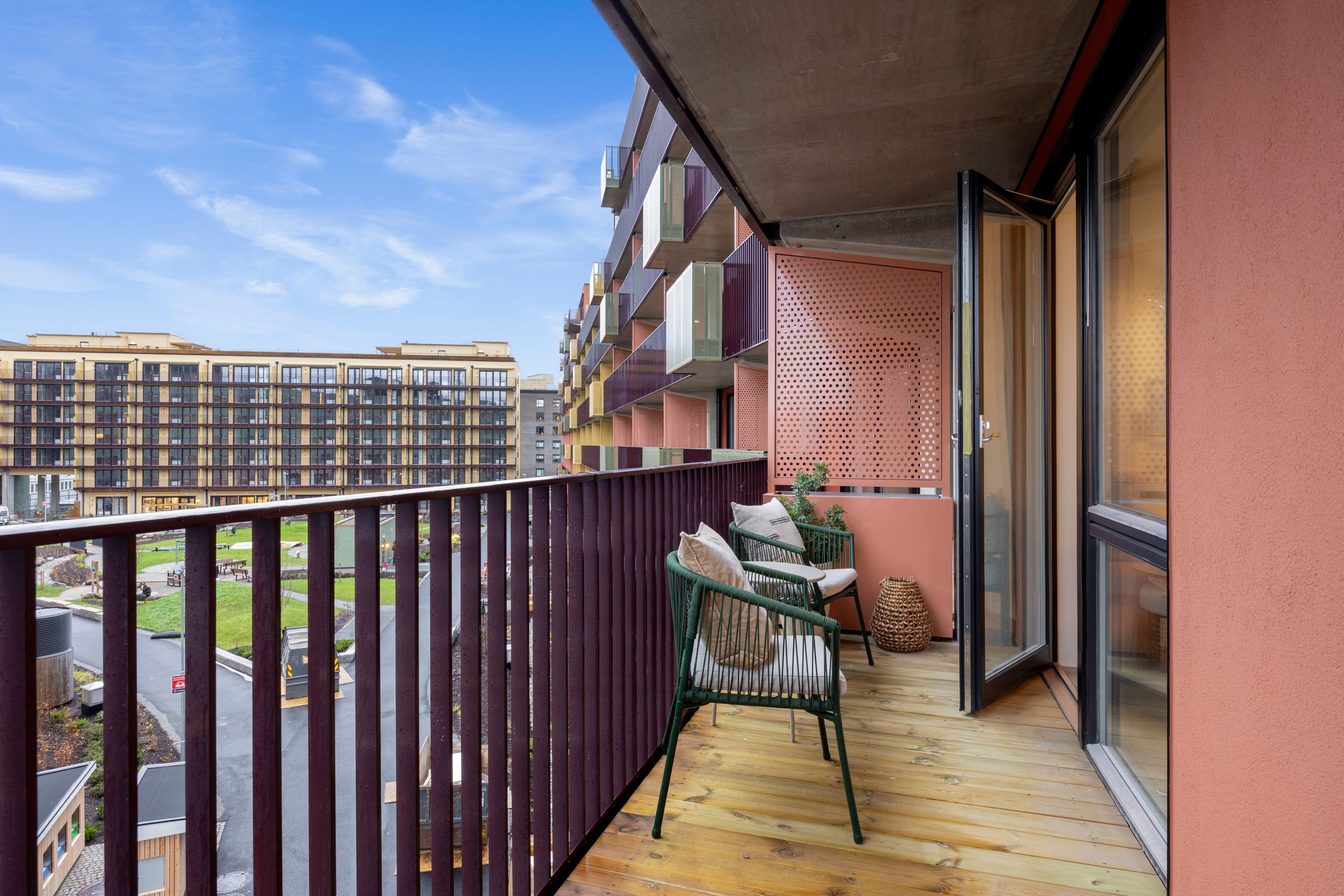 Balkong med to stoler