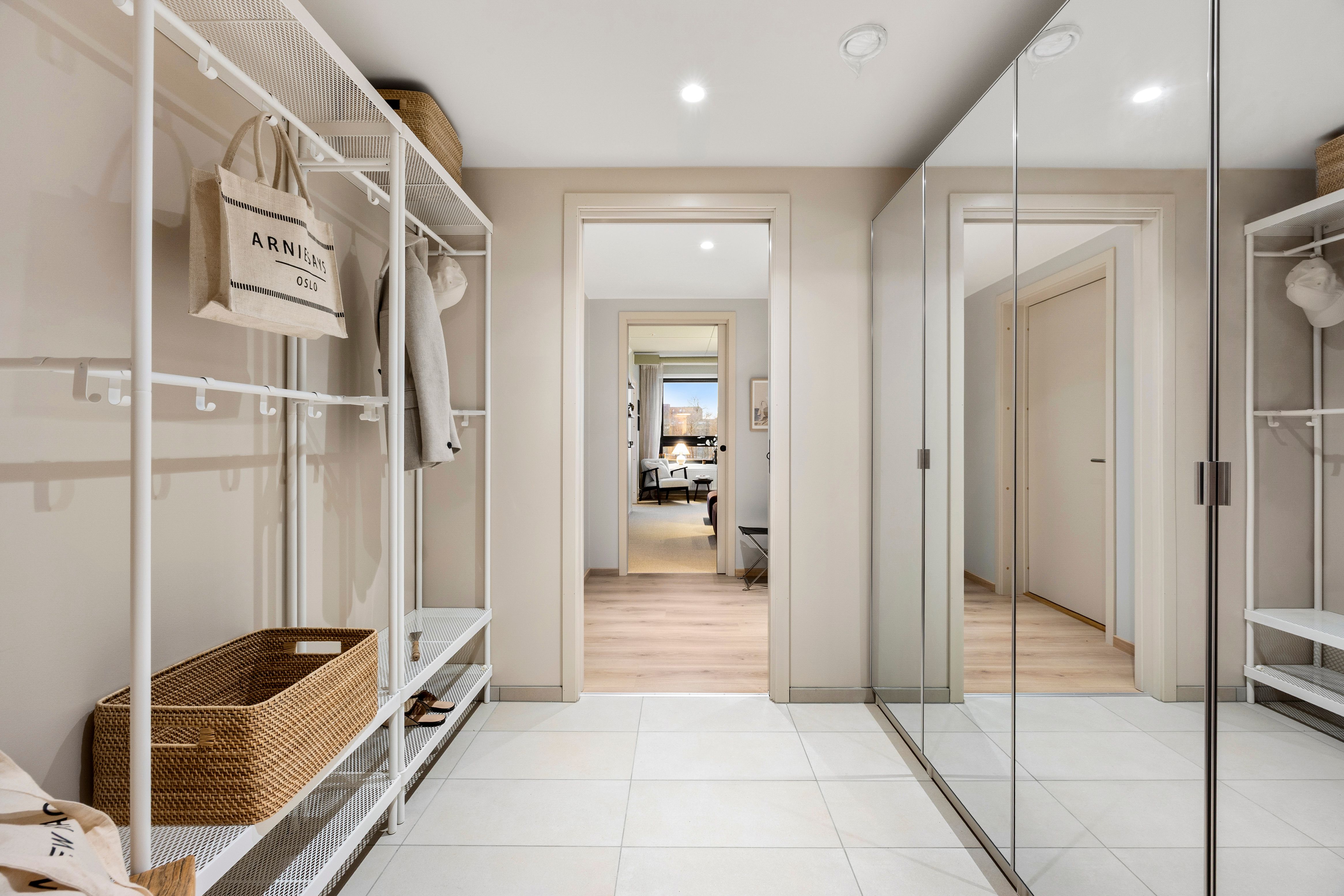 Gag med oppheng og speilgarderobe