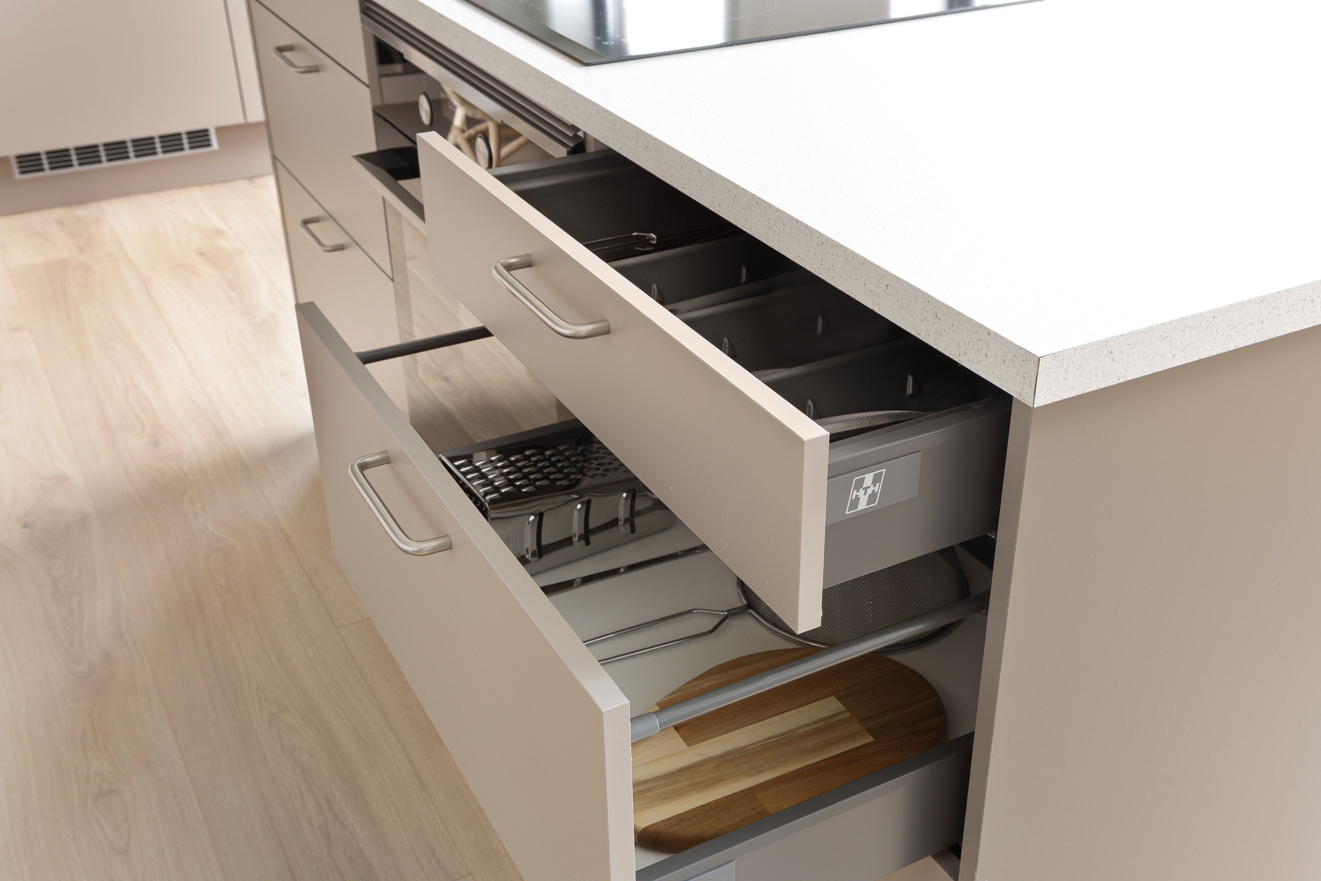 Kjøkkenskuff med innhold