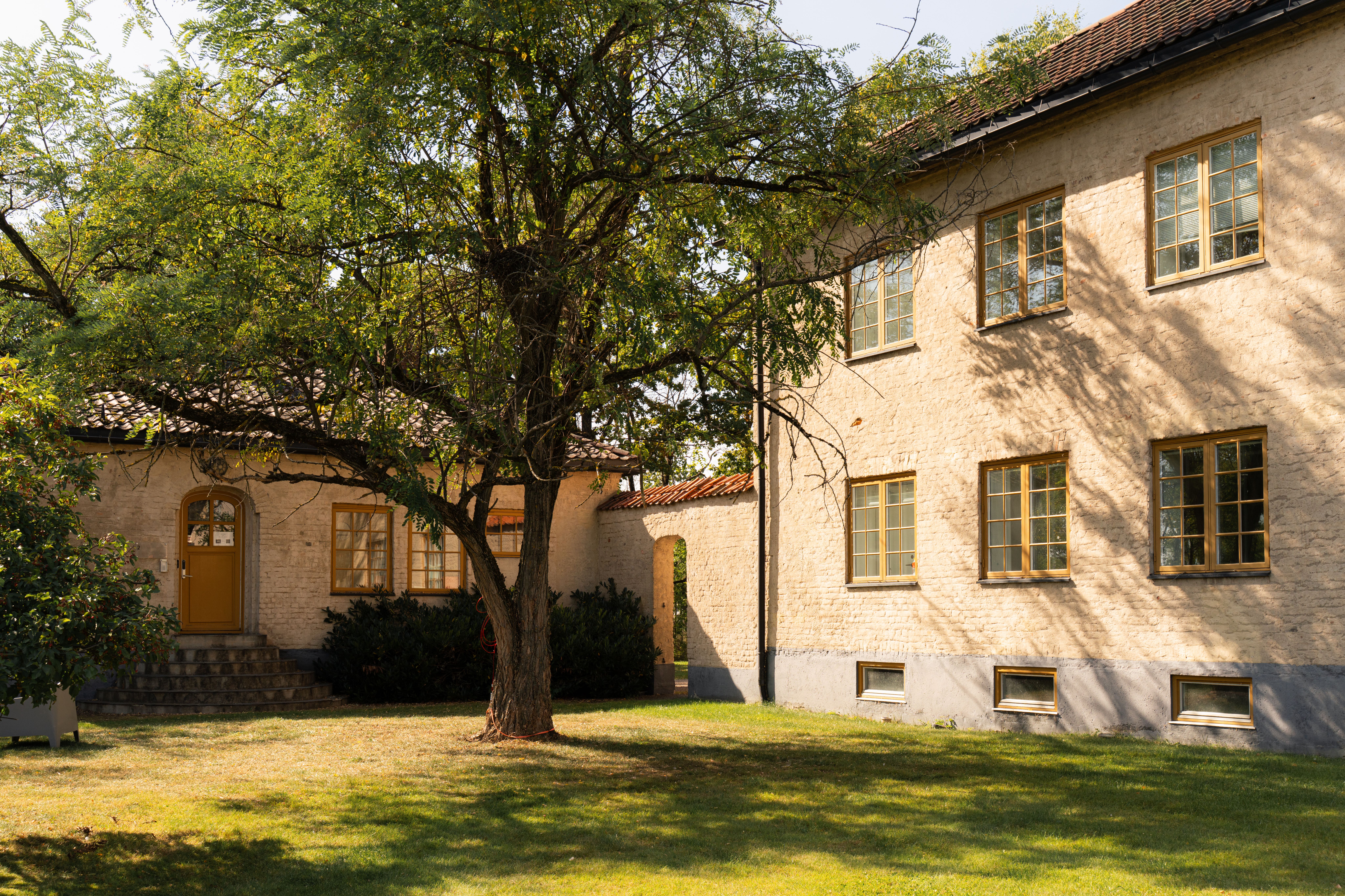 Fasade på historisk bygning på Oksenøya bruk.