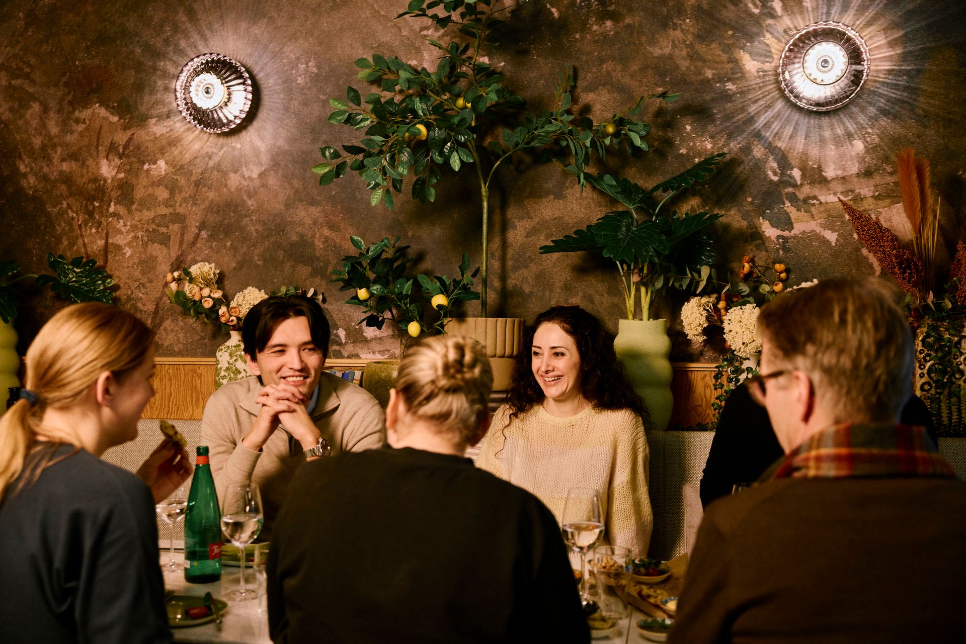 Mennesker som hygger seg på restaurant med latter.