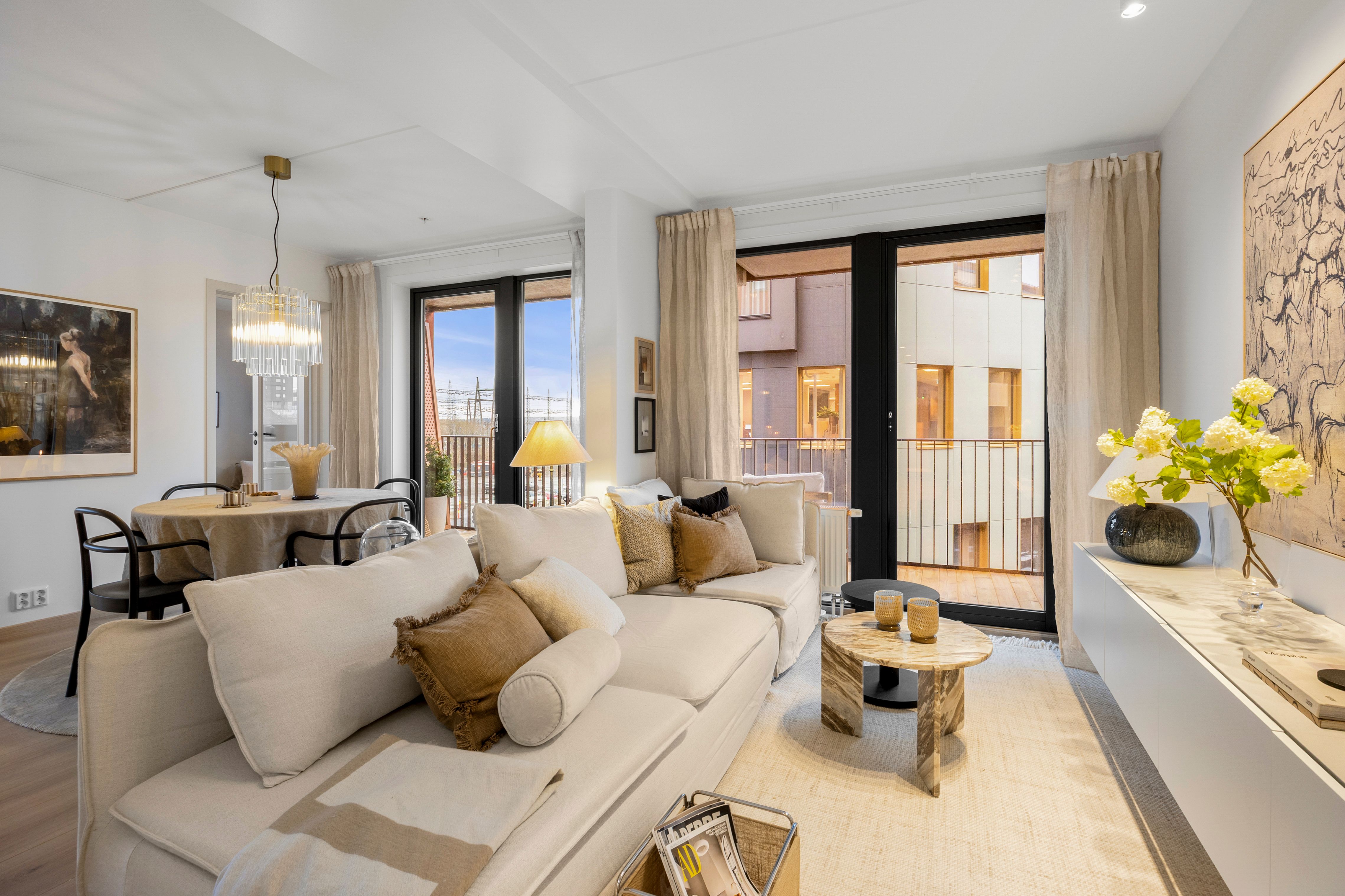 Rom med spisestue til venstre og sofa til høyre.