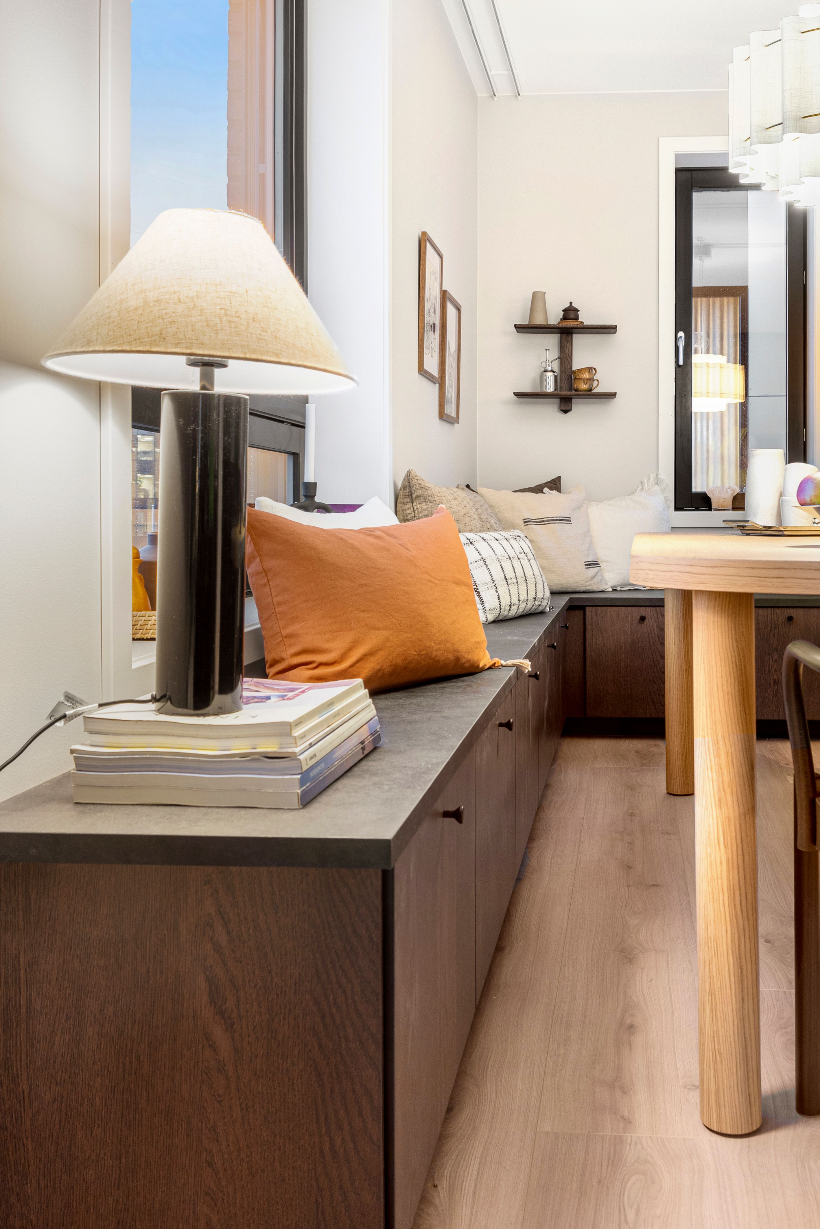 Sittebenk med puter og en lampe