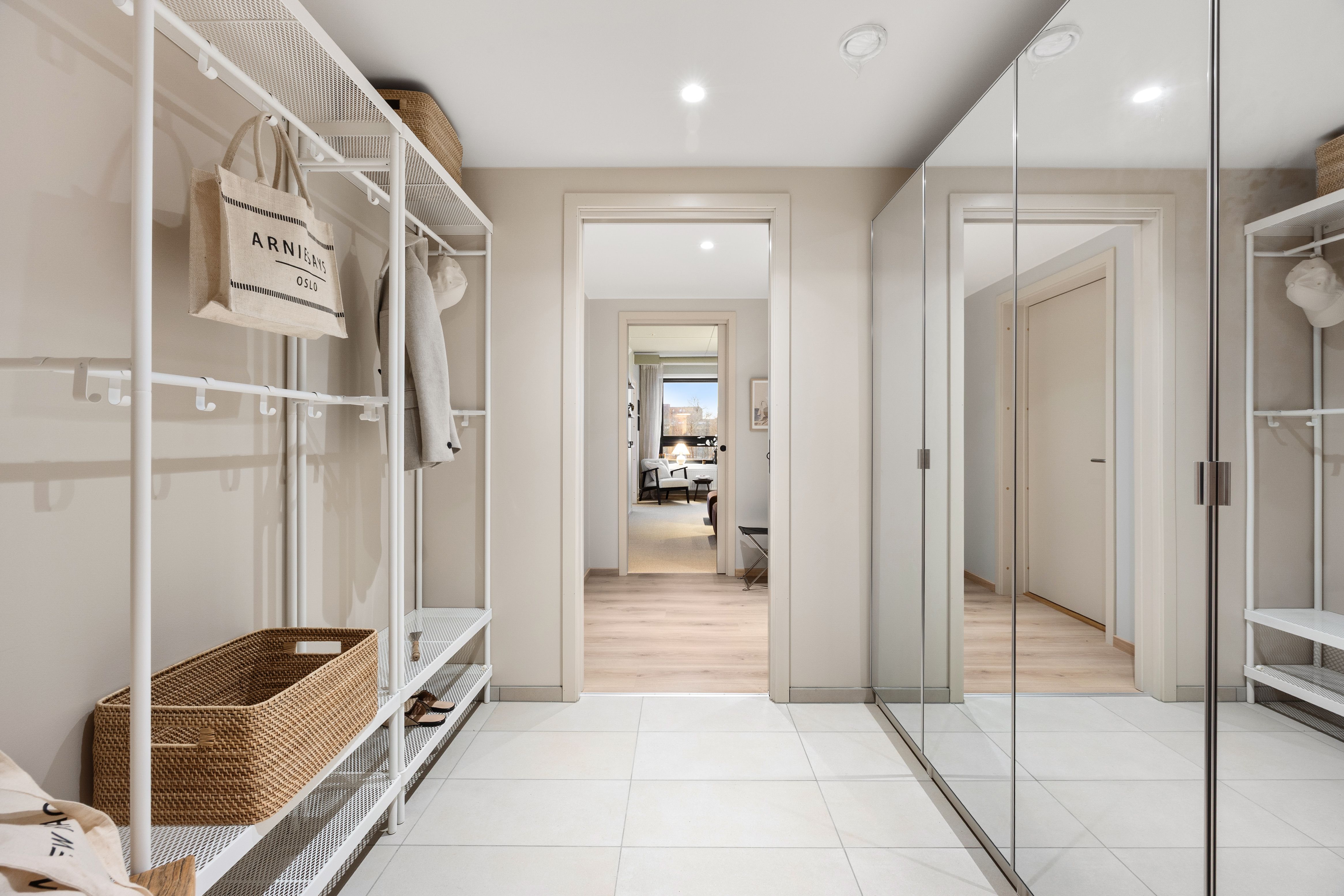 Gag med oppheng og speilgarderobe