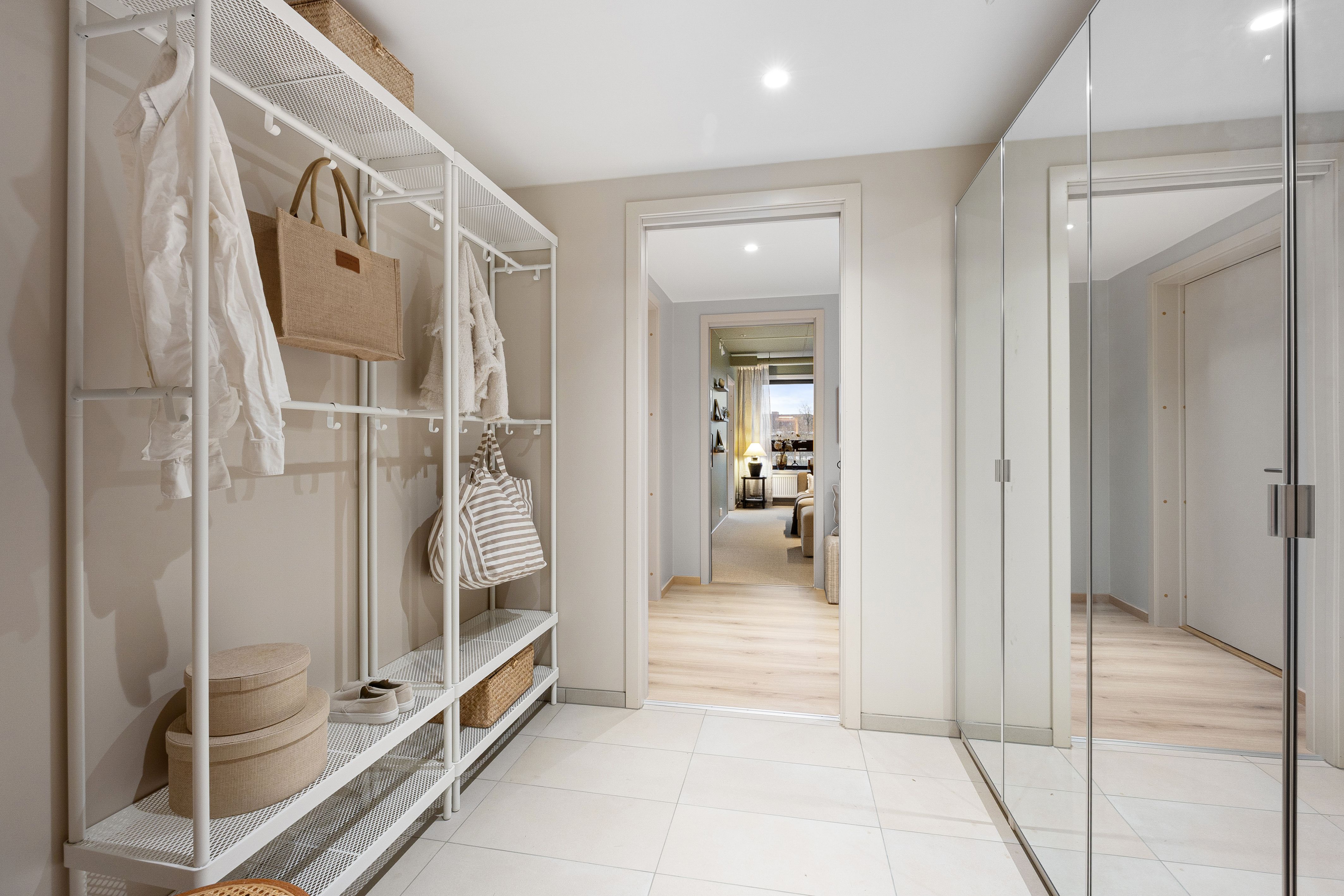 Gang med oppbevaringsløsning og glassdører