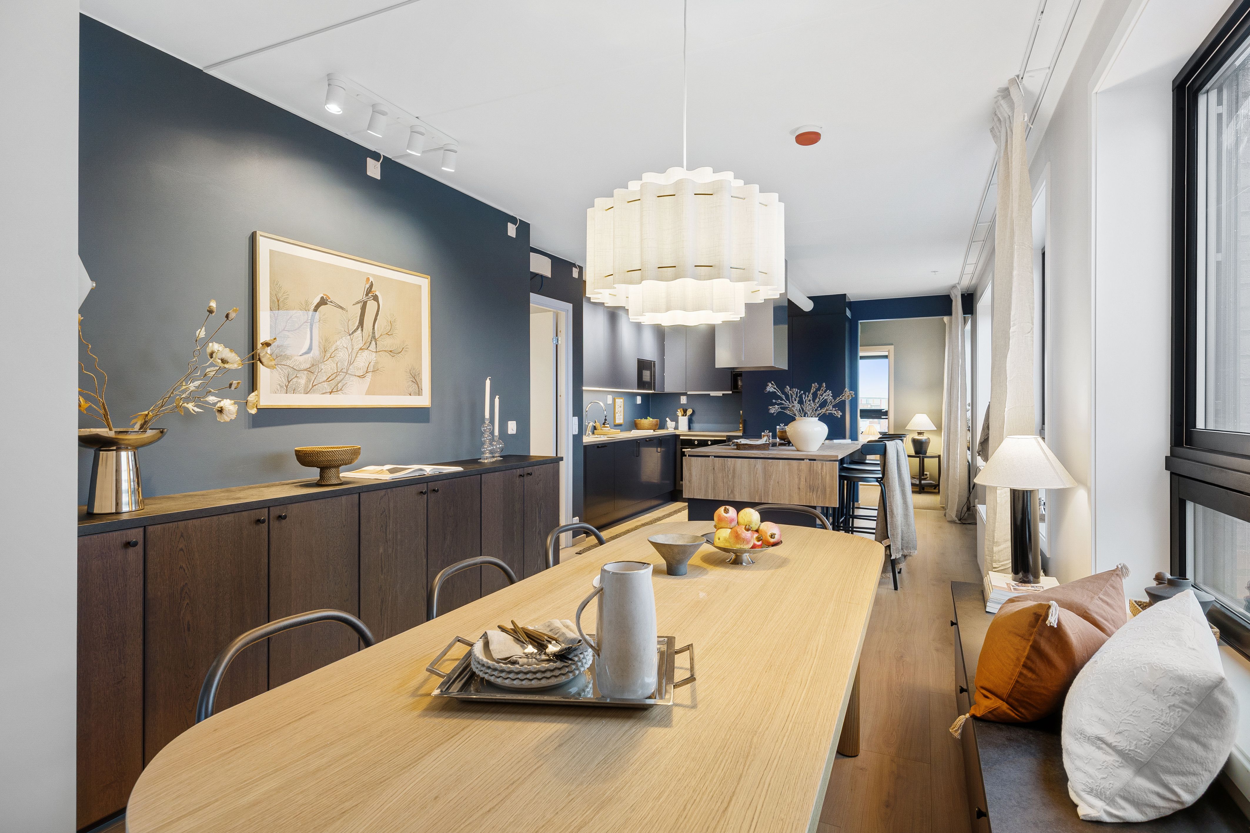 Spisebord med kjøkkenløsning i bakgrunnen