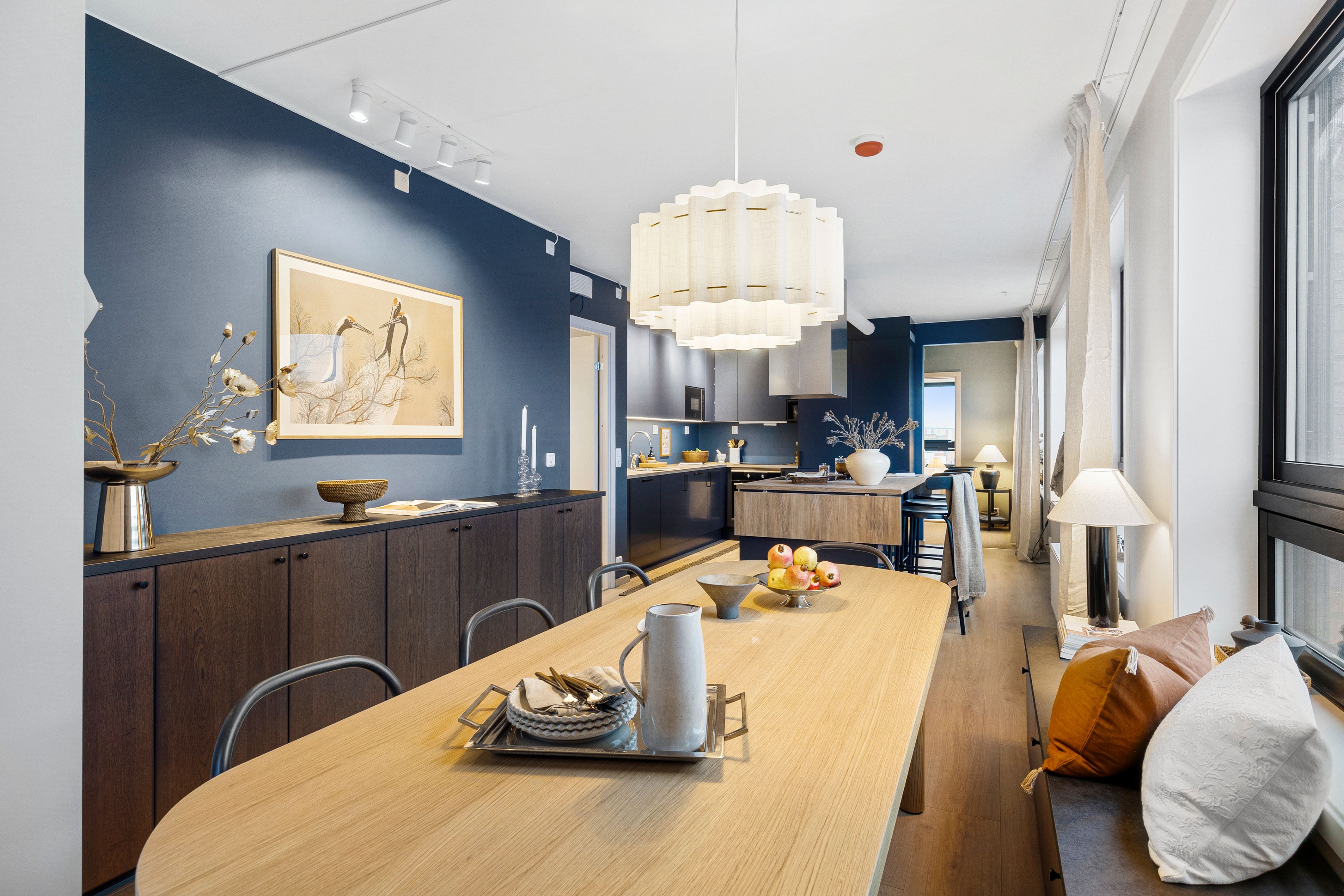 Spisebord med kjøkkenløsning i bakgrunnen