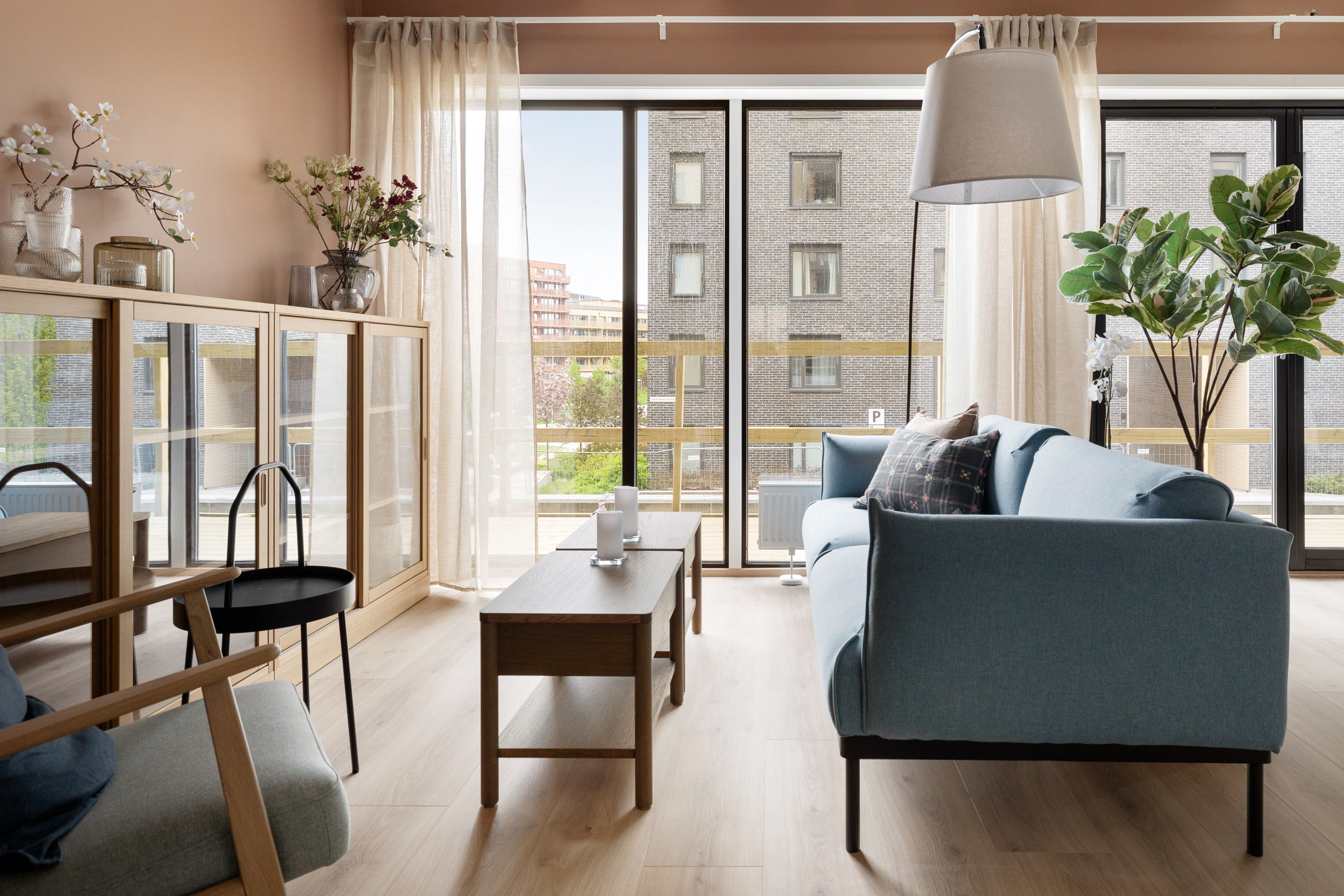 Stue med sofa, bord og lenestol.