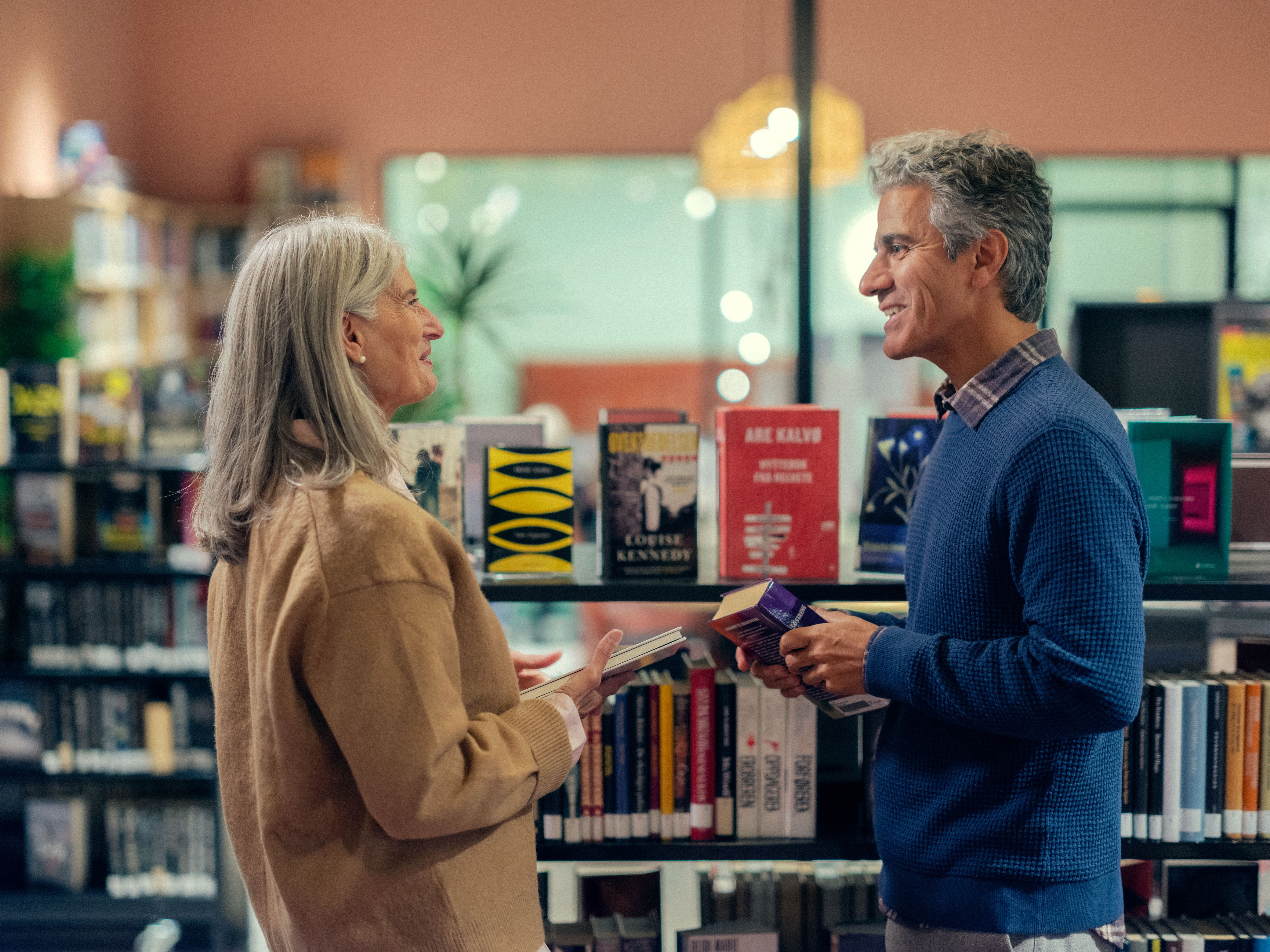 To personer snakker på Mortensrud bibliotek