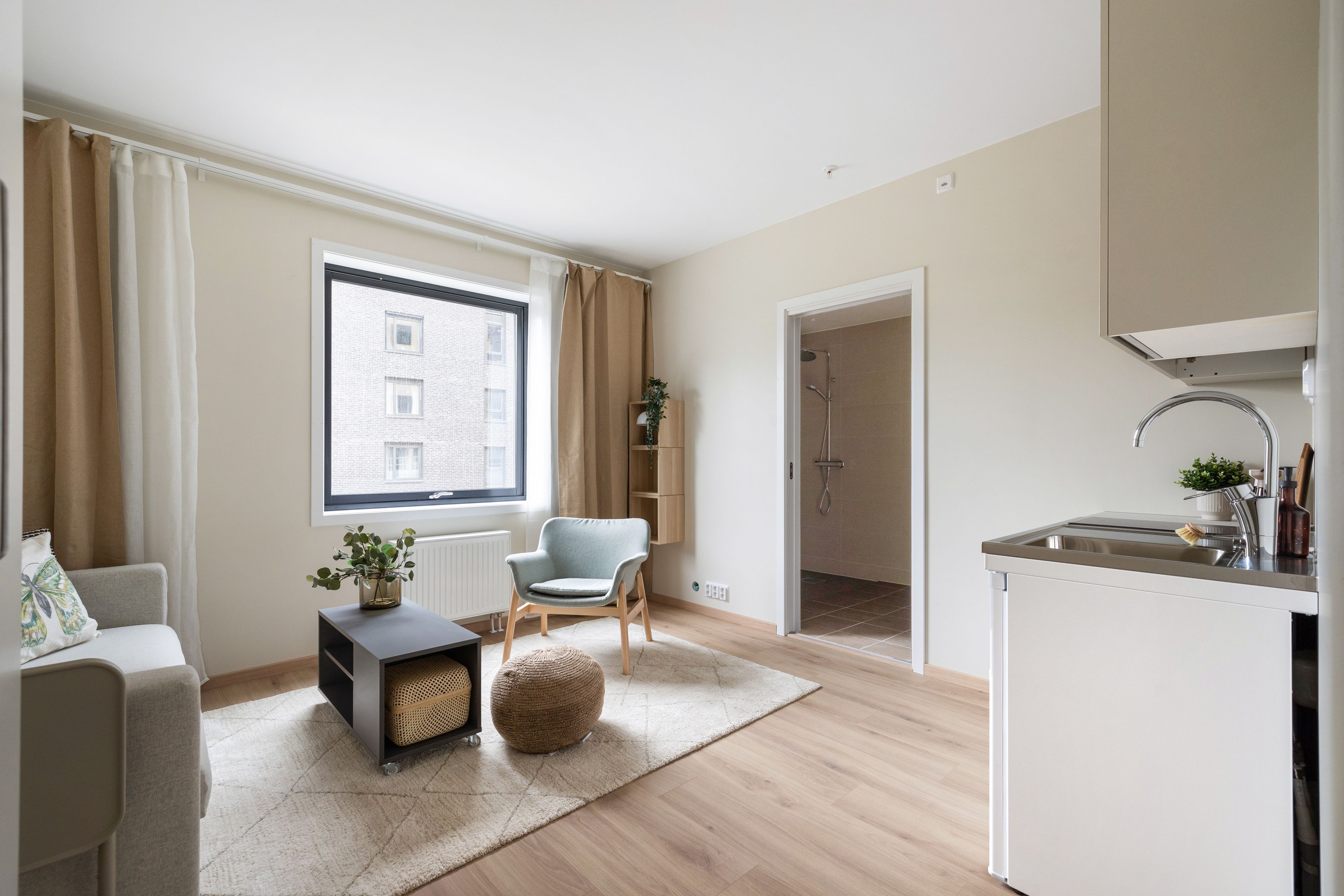 Rom med kjøkkenkrok og rom inn mot bad