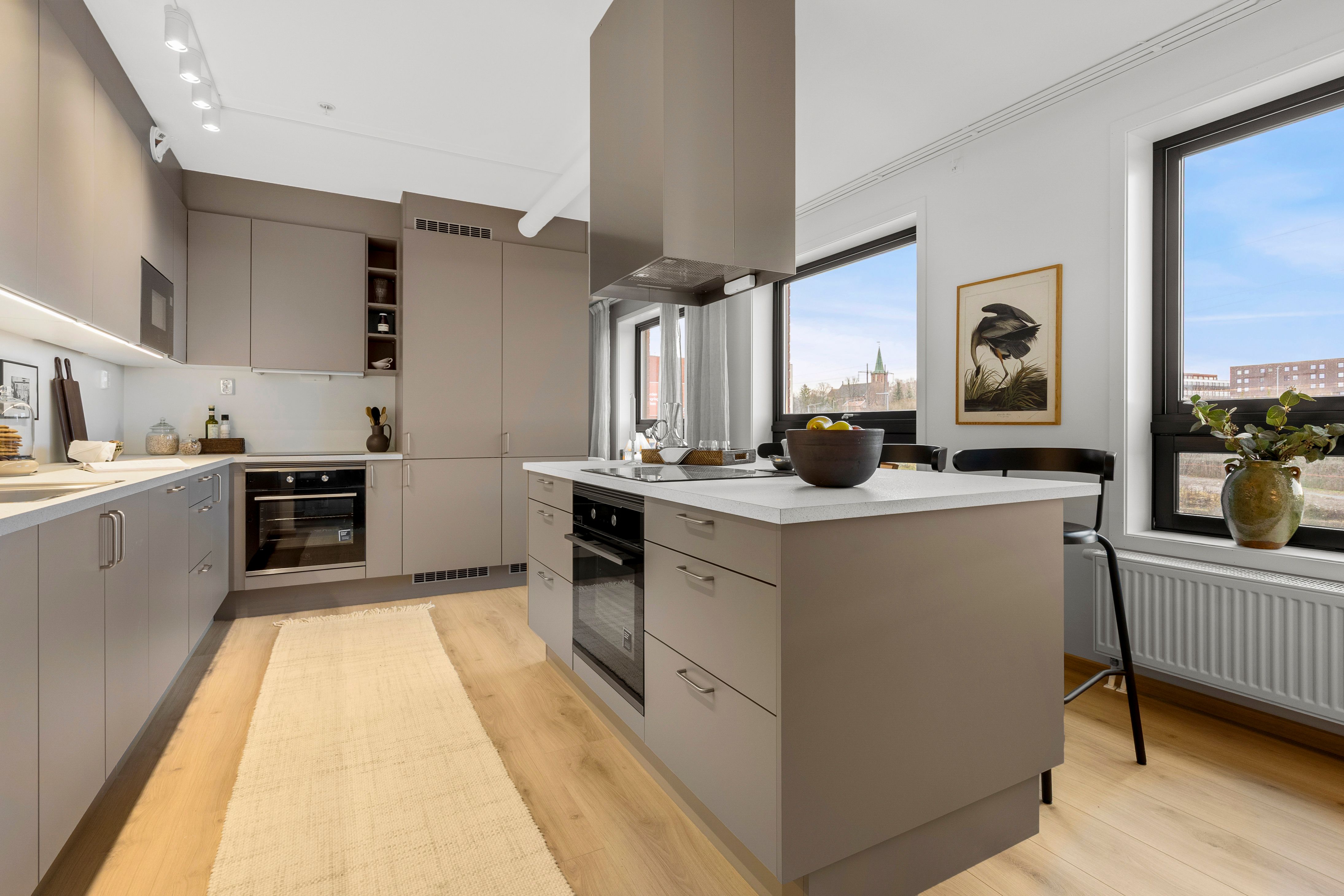 Kjøkkenløsning med kjøkkenbenk og kjøkkenøy