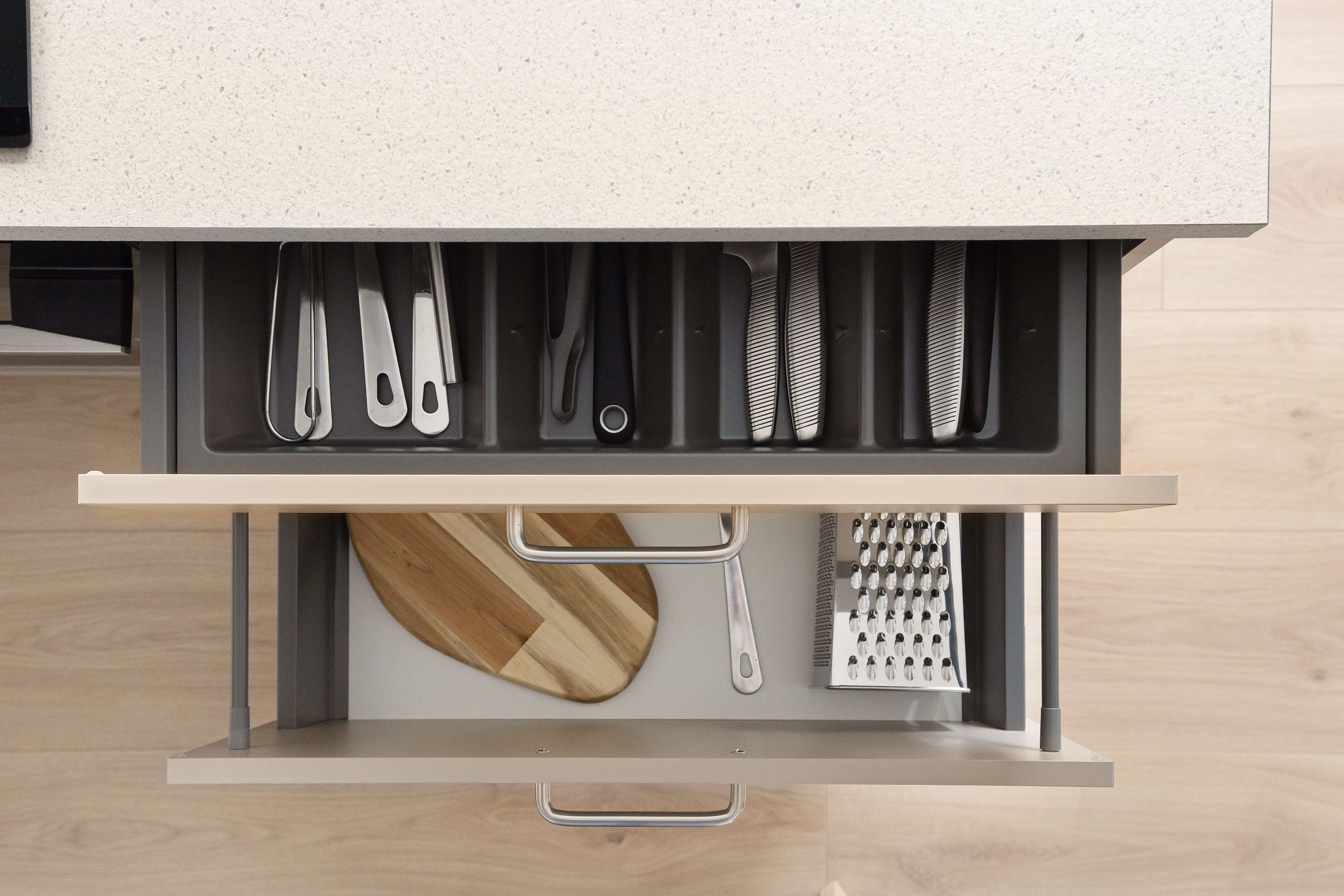 Åpen kjøkkenskuff med kjøkkenutstyr